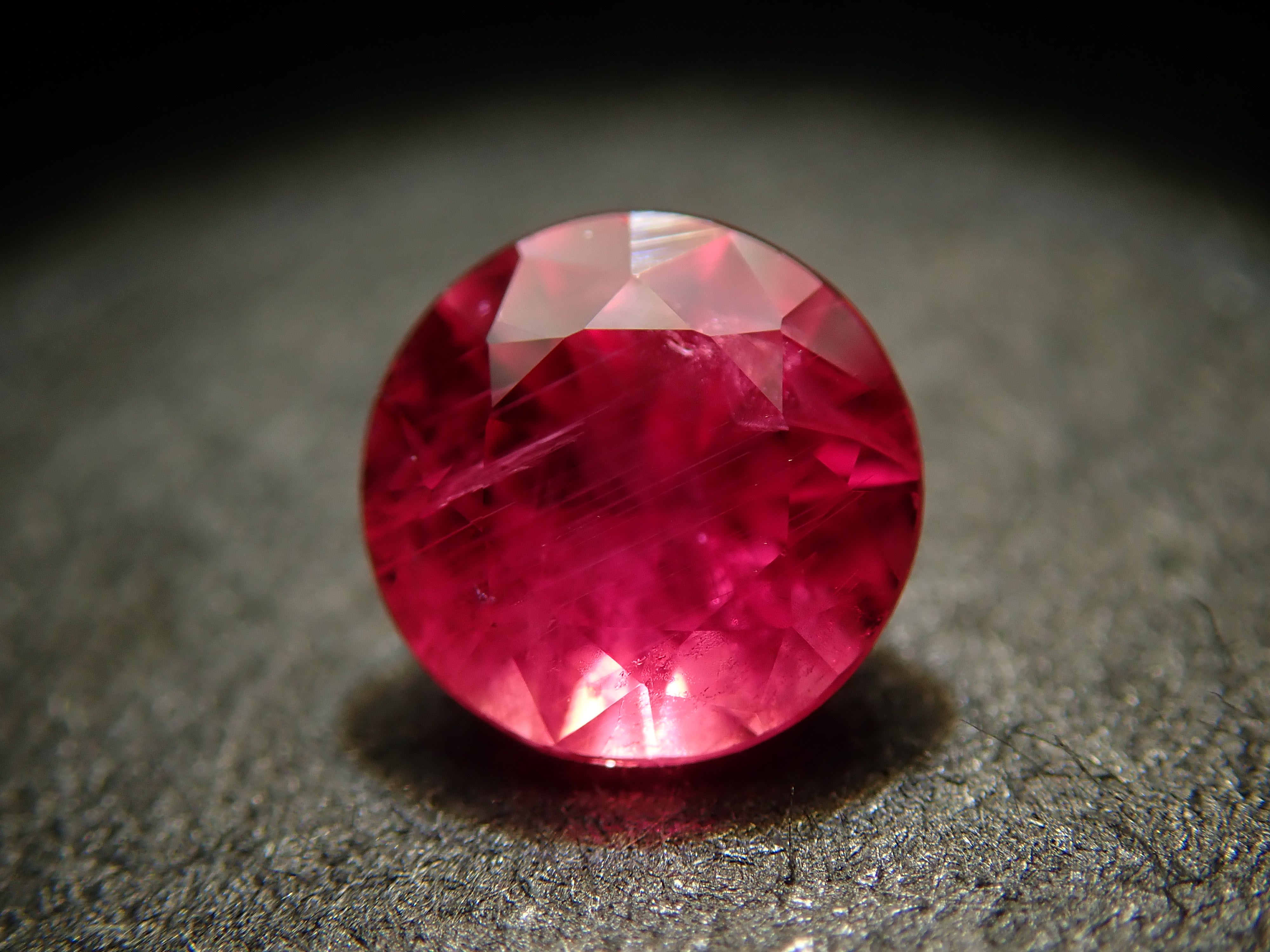 【11月23日晚間10點開售】格陵蘭紅寶石裸石，0.360克拉，附證書