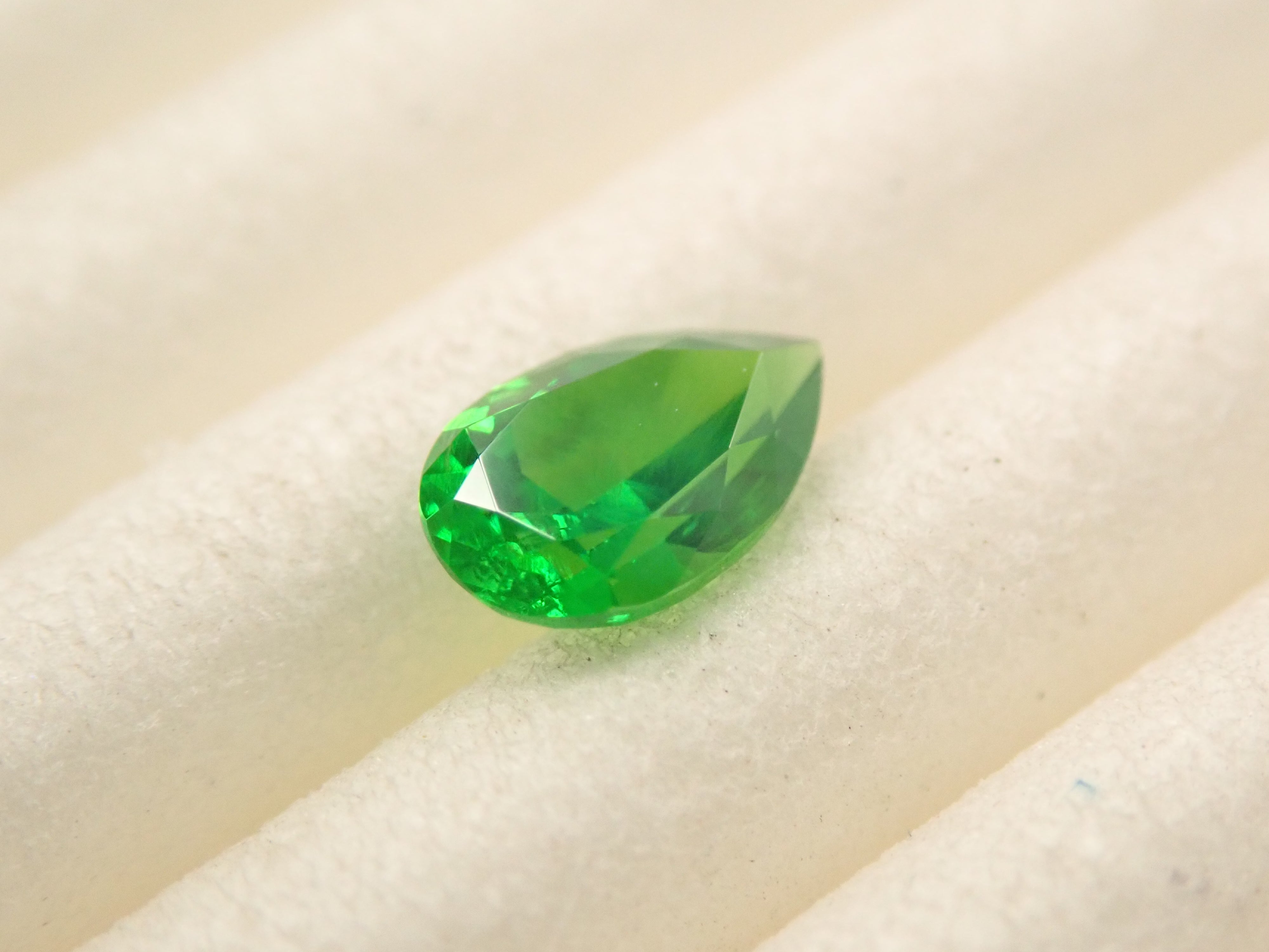 【10/31 22時販売】ロシア産デマントイドガーネット（ホーステール認む） 0.256ctルース