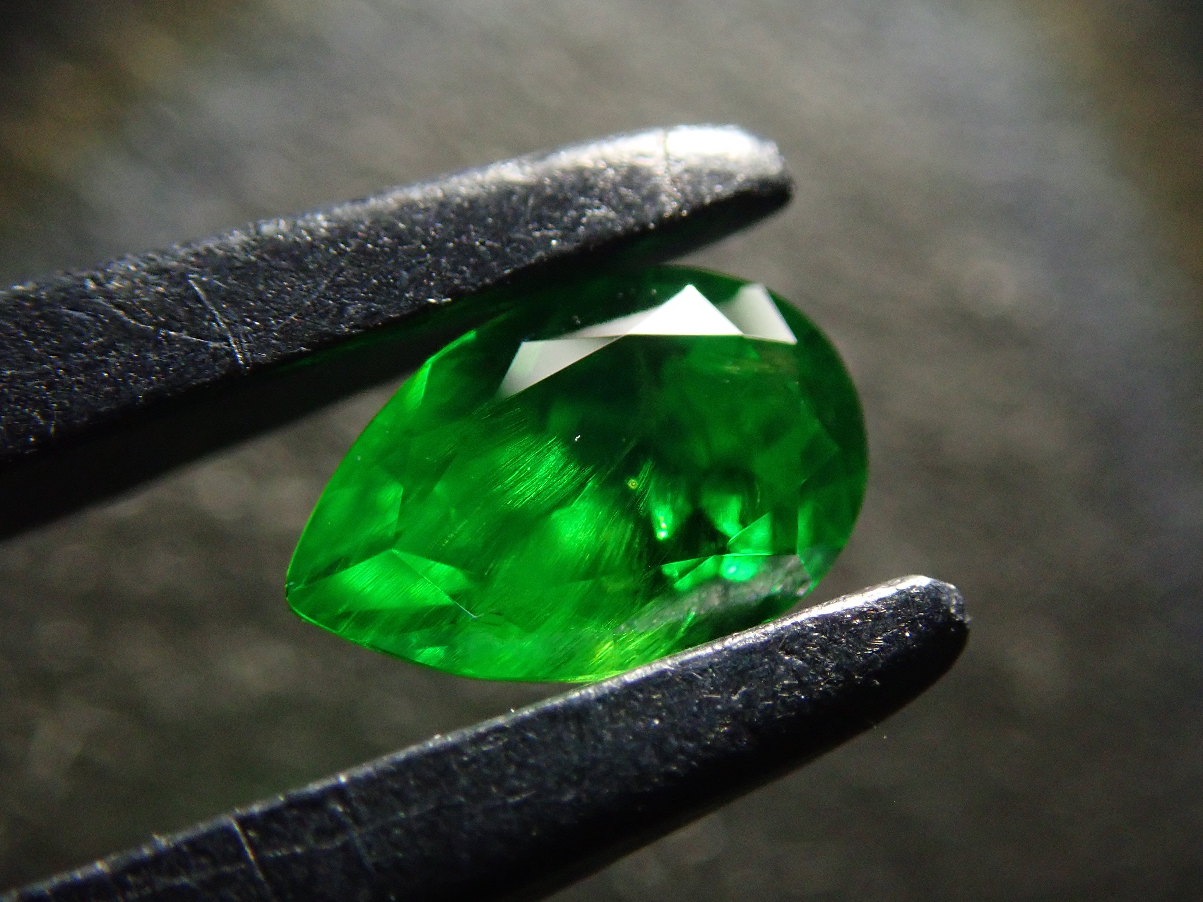 【10/31 22時販売】ロシア産デマントイドガーネット（ホーステール認む） 0.256ctルース