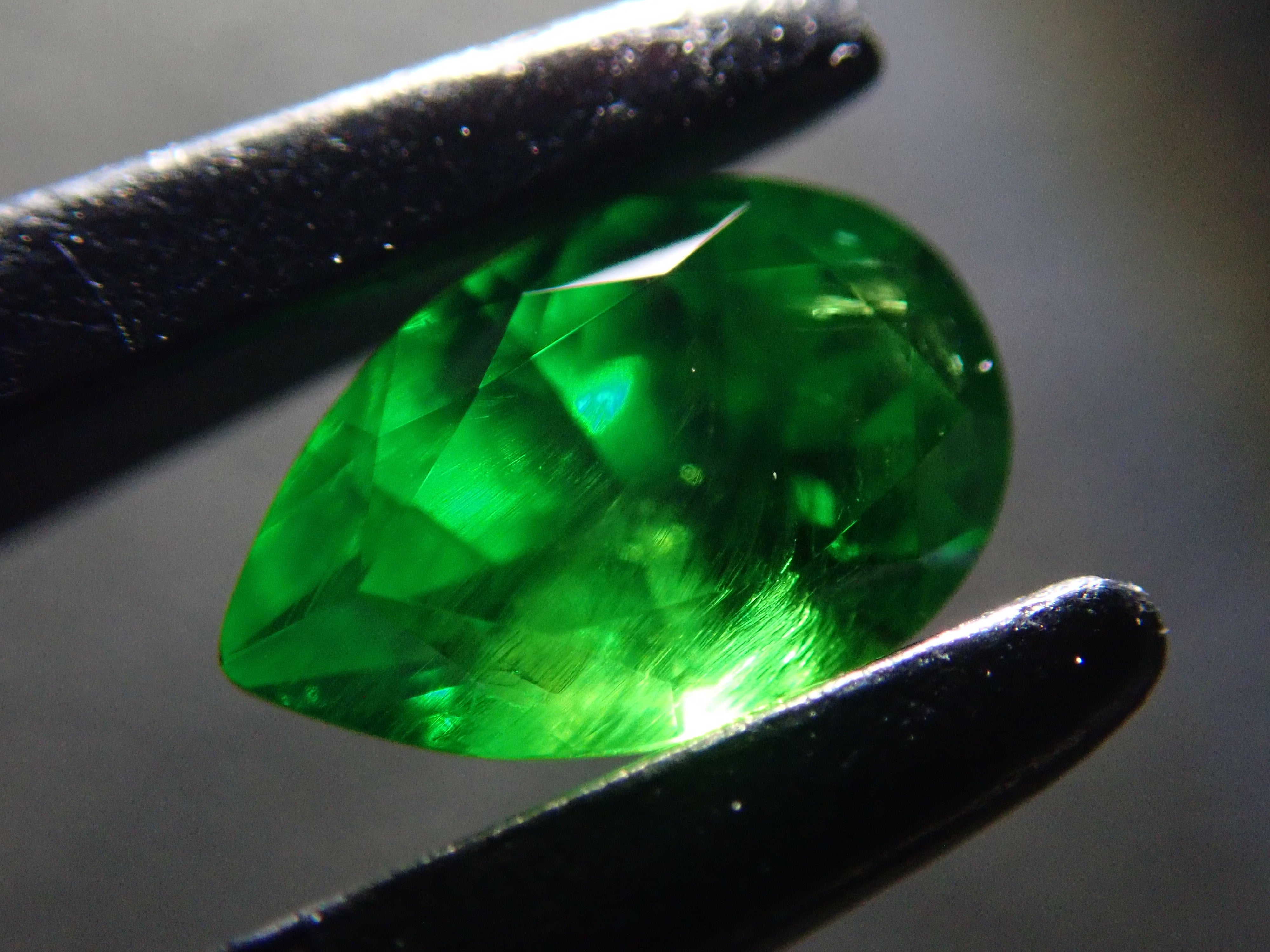 【10/31 22時販売】ロシア産デマントイドガーネット（ホーステール認む） 0.256ctルース