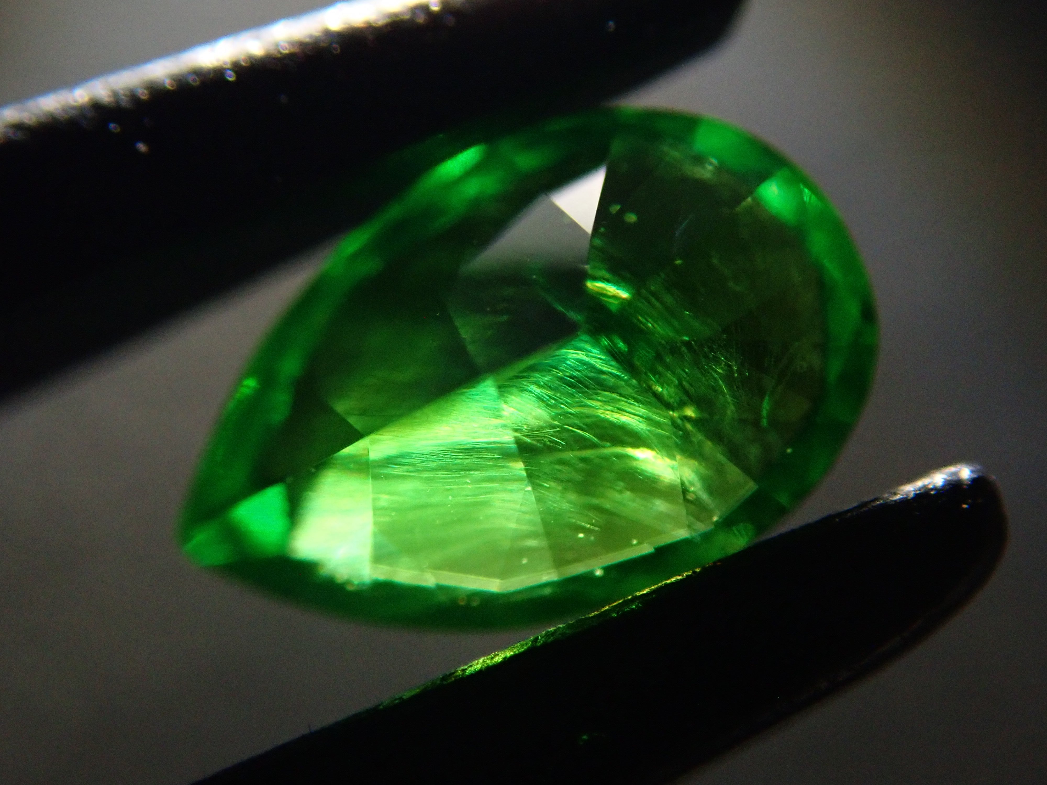 【10/31 22時販売】ロシア産デマントイドガーネット（ホーステール認む） 0.256ctルース