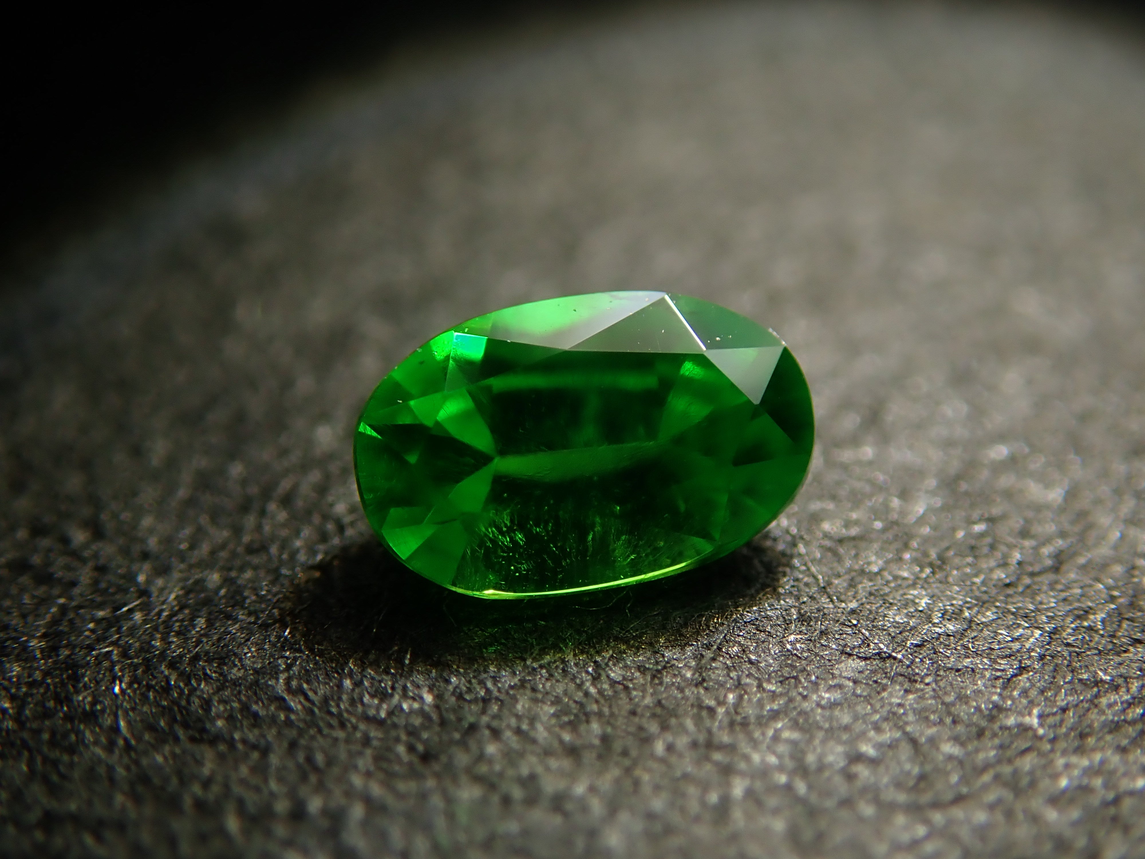 【10/31 22時販売】ロシア産デマントイドガーネット（ホーステール認む） 0.110ctルース