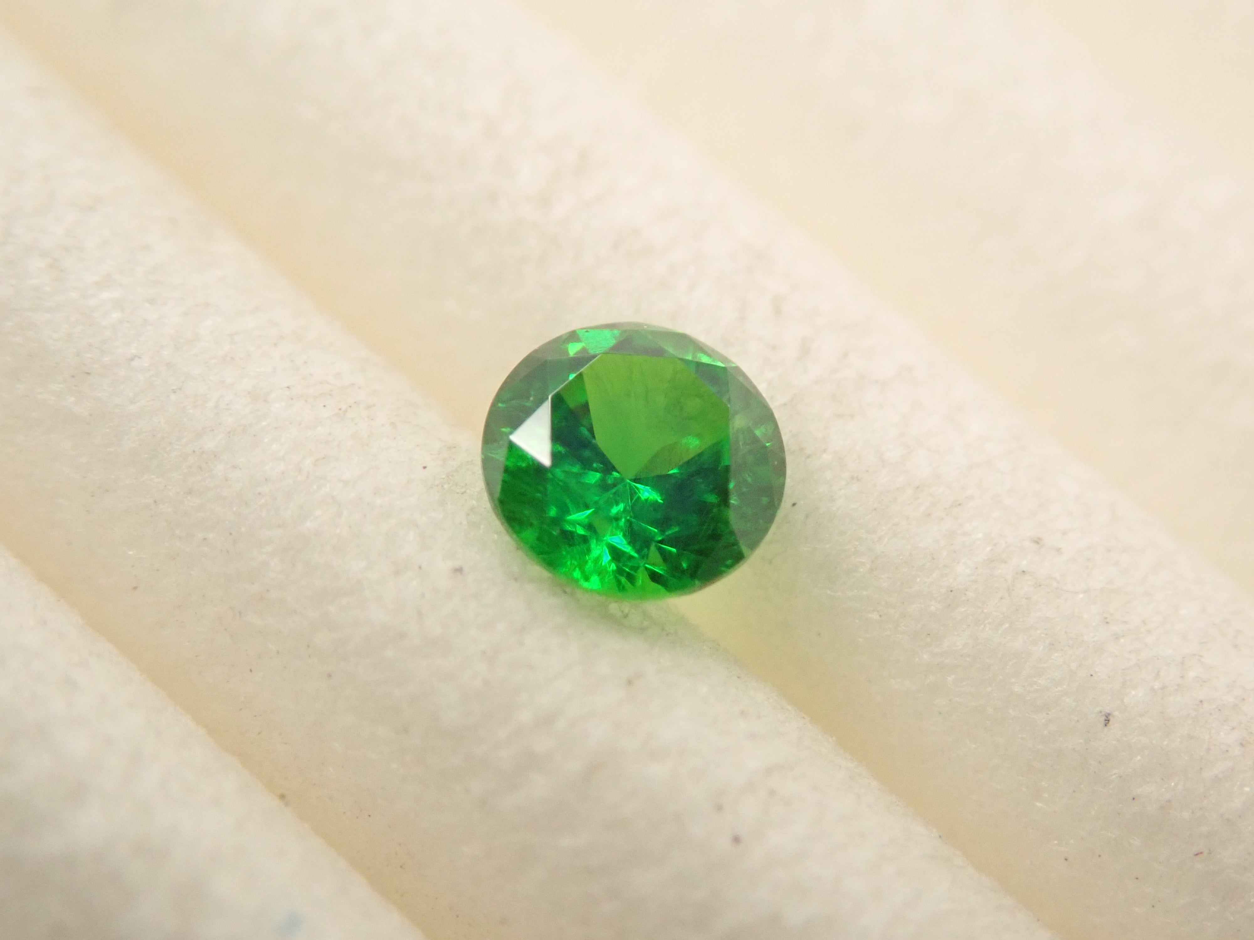 【10/31 22時販売】ロシア産デマントイドガーネット（ホーステール認む） 3.0mm/0.135ctルース