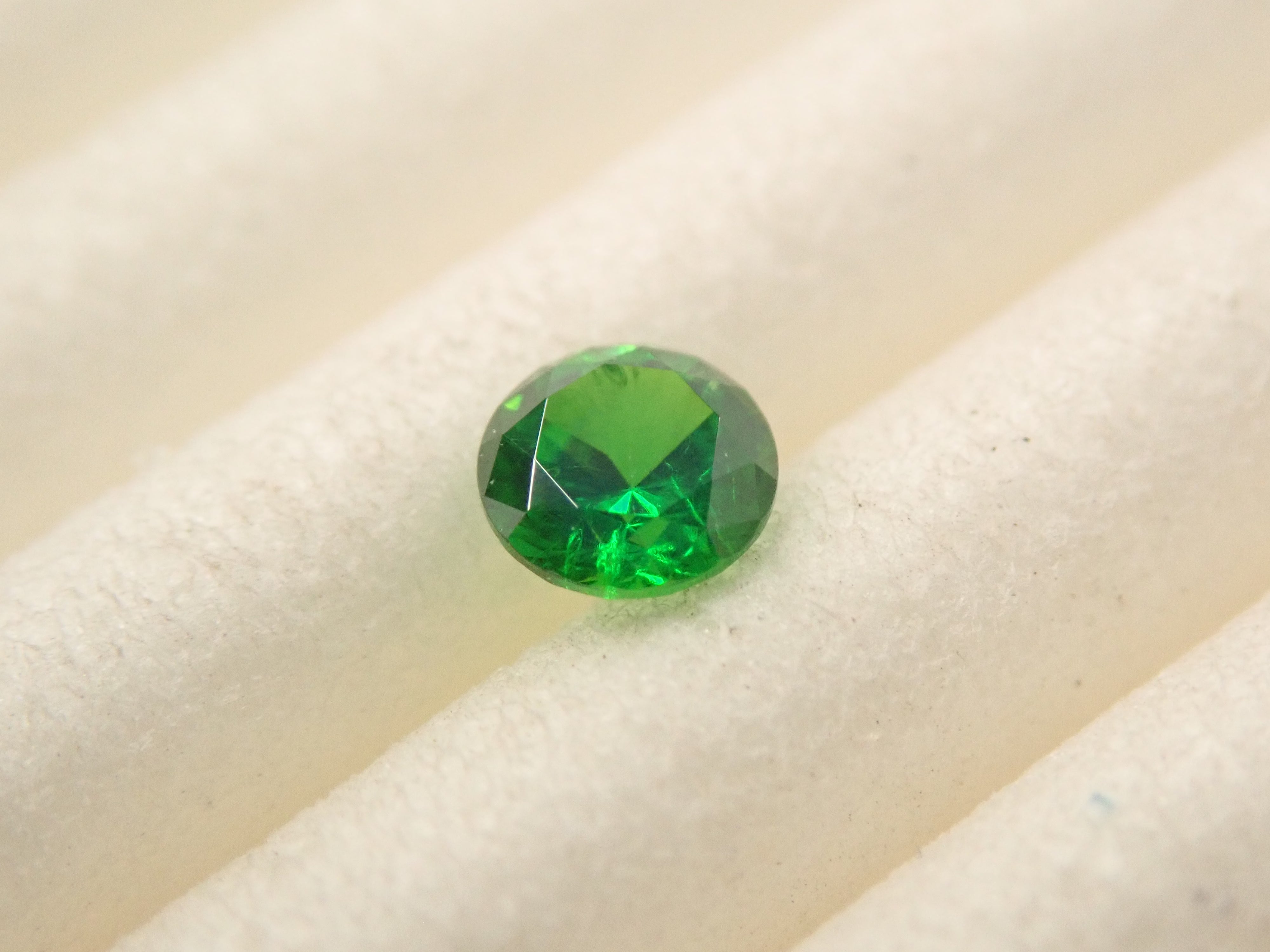 【10/31 22時販売】ロシア産デマントイドガーネット（ホーステール認む） 3.0mm/0.135ctルース