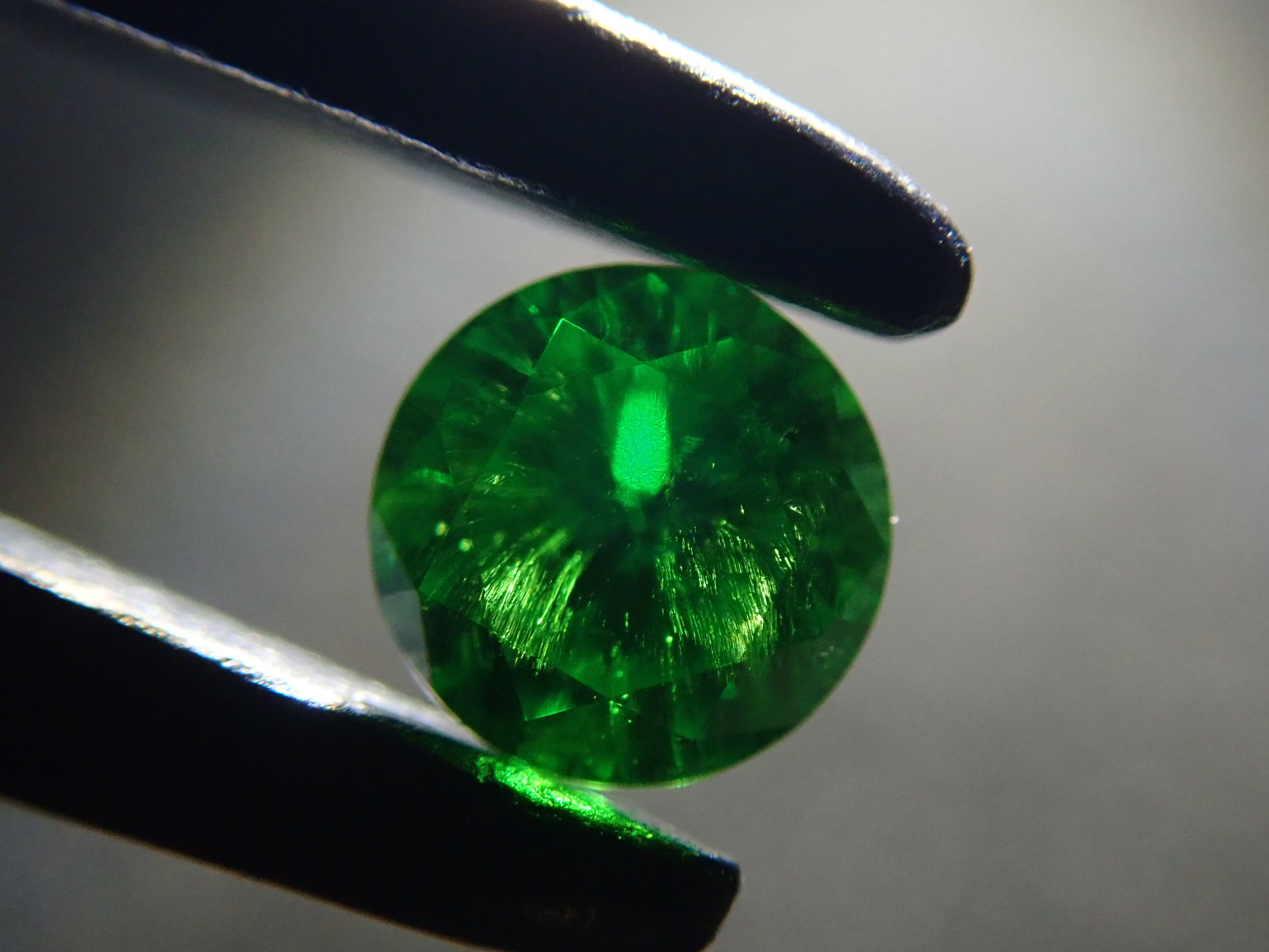 【10/31 22時販売】ロシア産デマントイドガーネット（ホーステール認む） 3.0mm/0.135ctルース