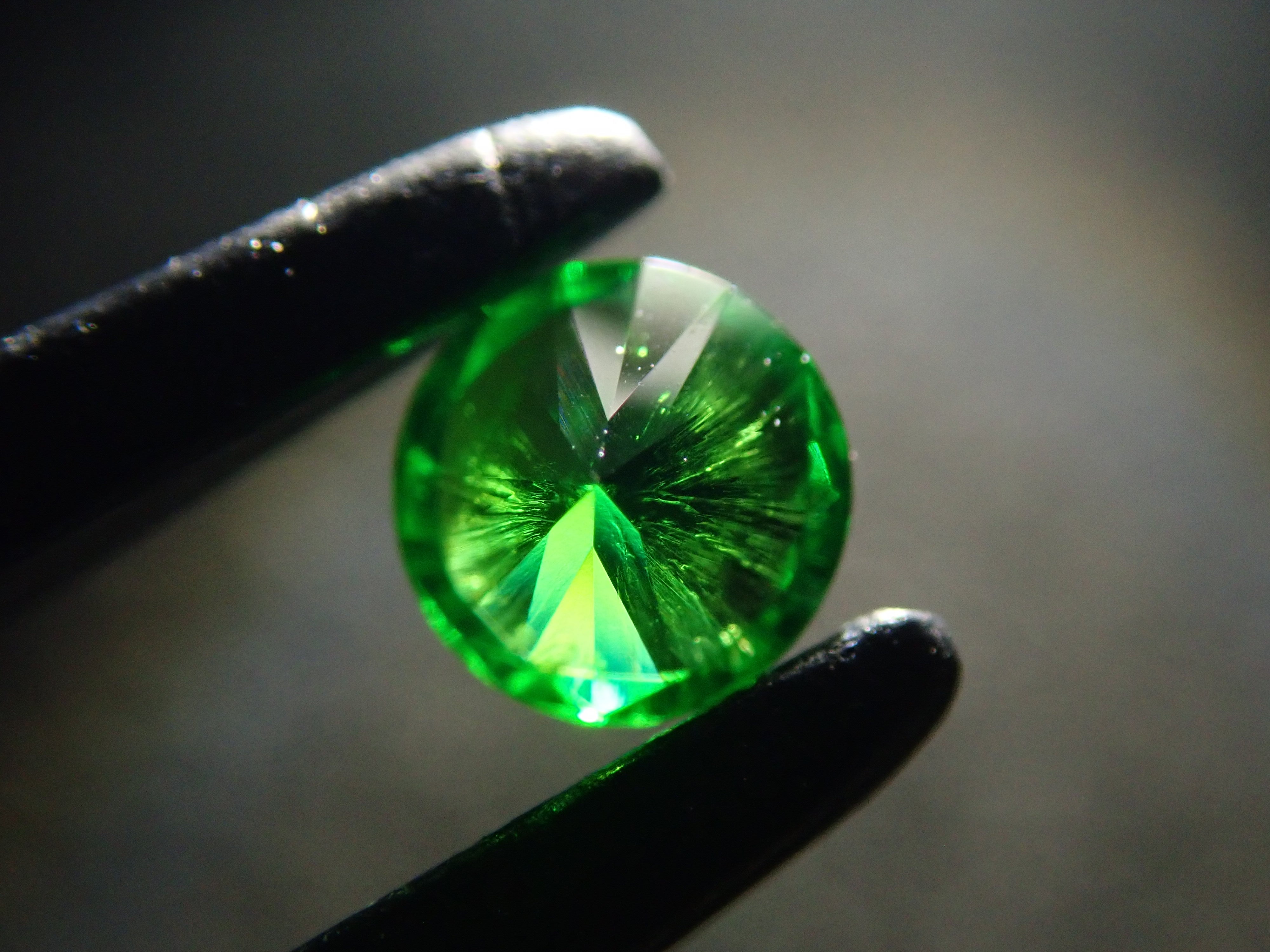 【10/31 22時販売】ロシア産デマントイドガーネット（ホーステール認む） 3.0mm/0.135ctルース