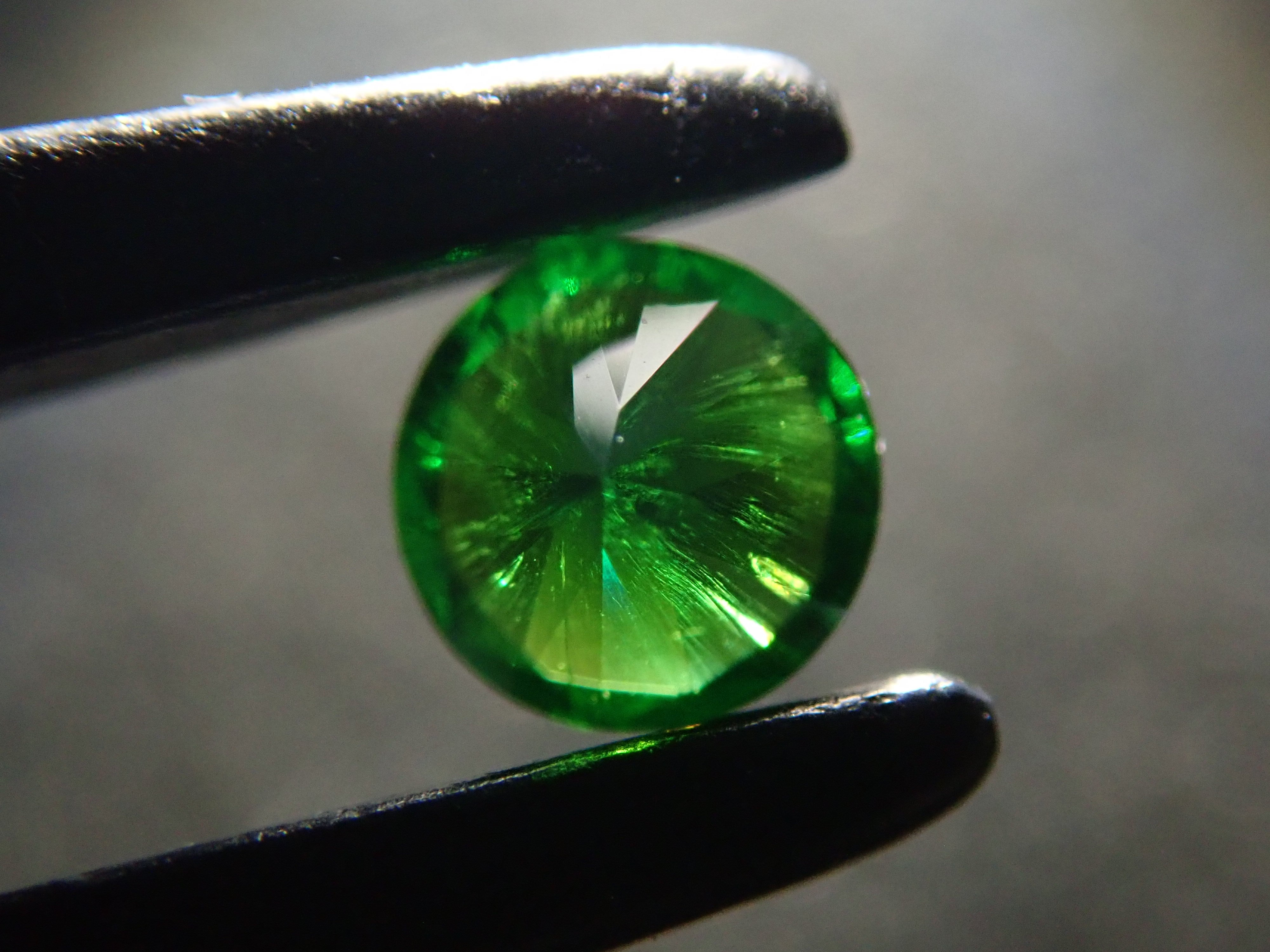 【10/31 22時販売】ロシア産デマントイドガーネット（ホーステール認む） 3.0mm/0.135ctルース