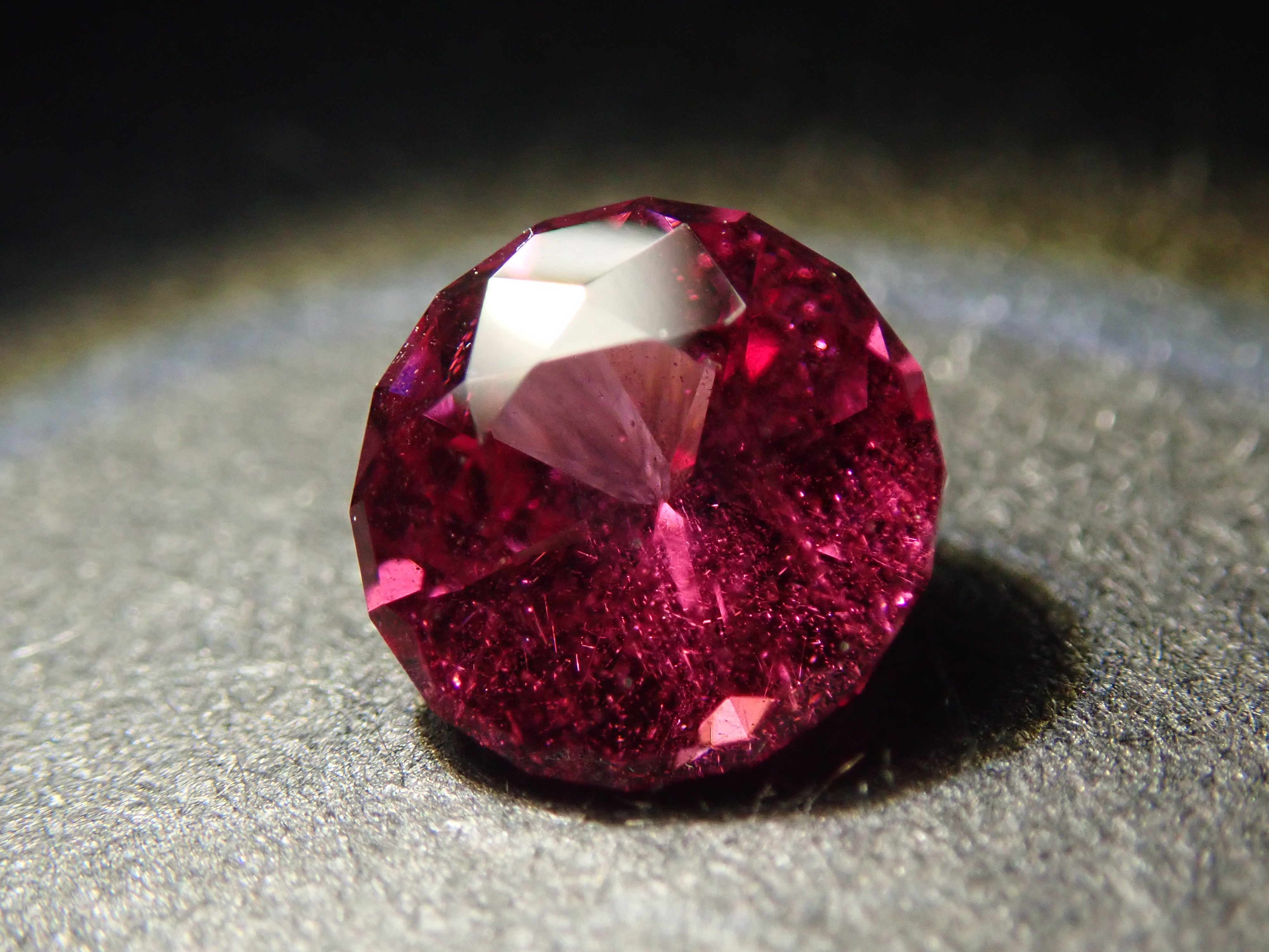 [12557701] Rhodolite Garnet 0.703ct Loose Stone