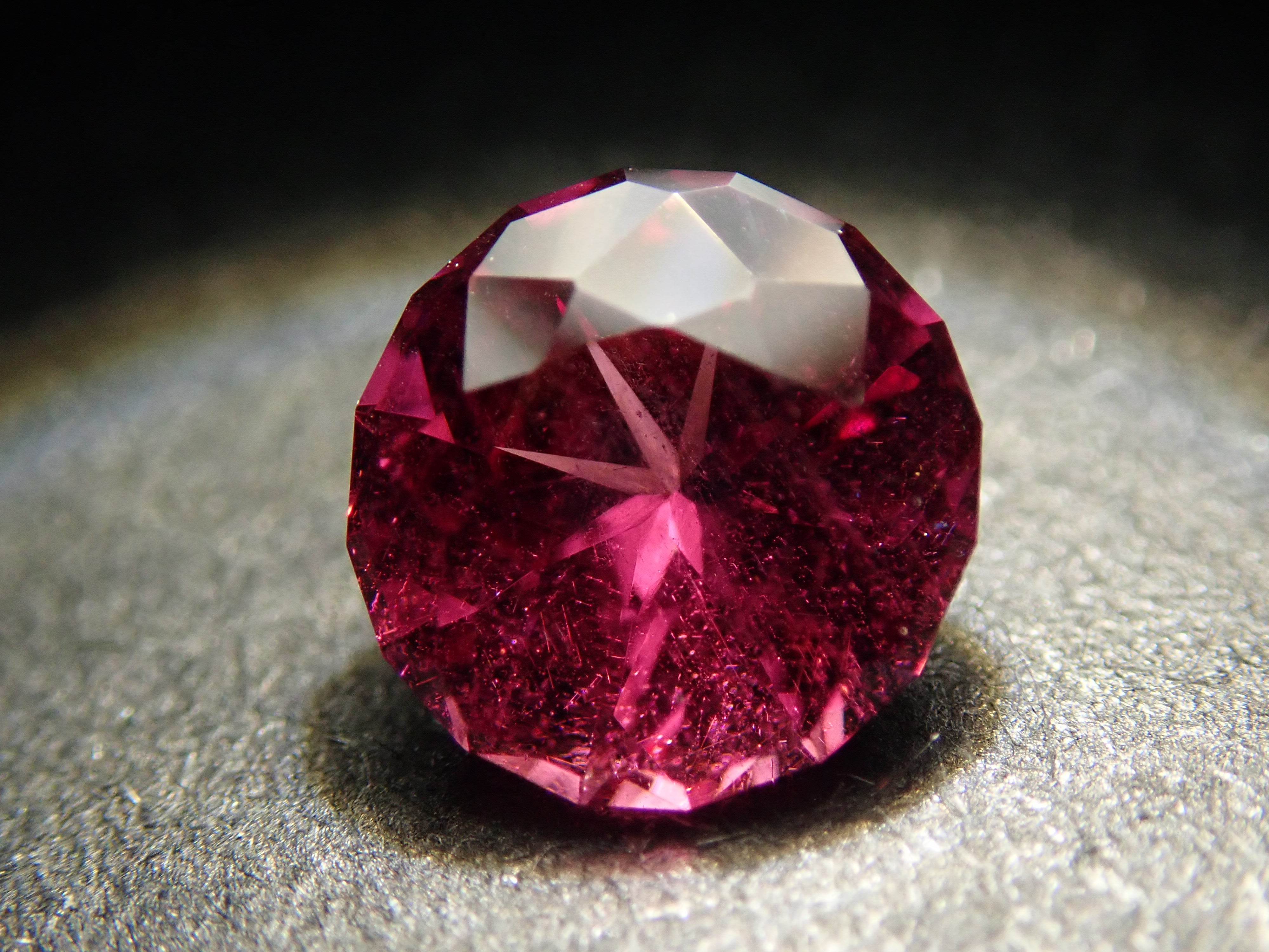 [12557701] Rhodolite Garnet 0.703ct Loose Stone