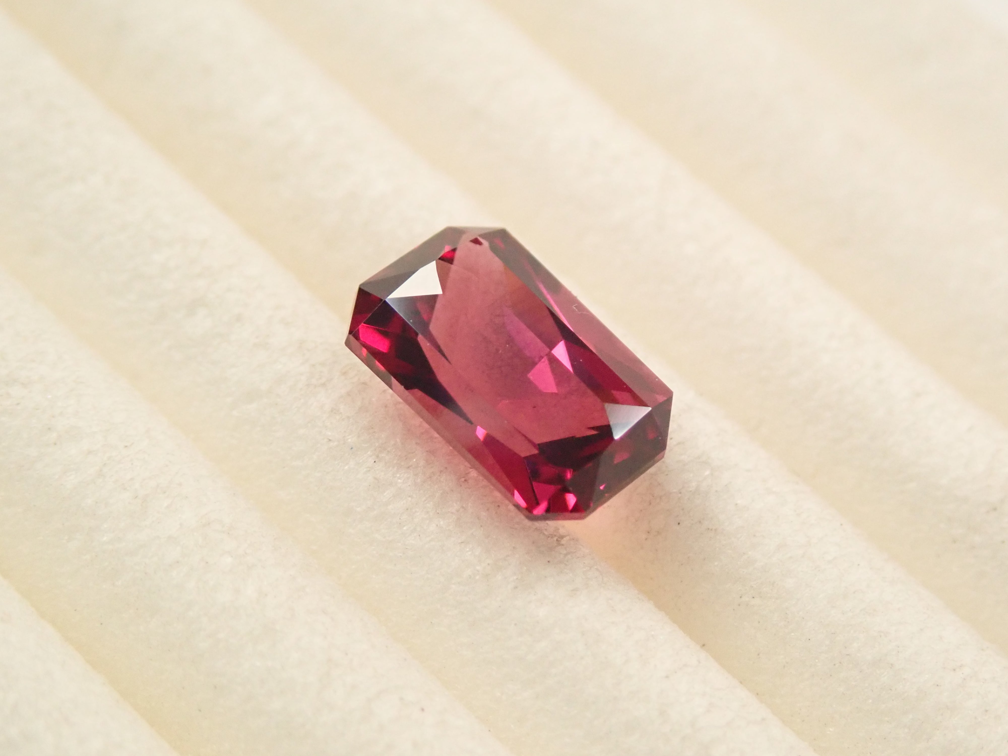 [12557702] Rhodolite Garnet 0.913ct Loose Stone