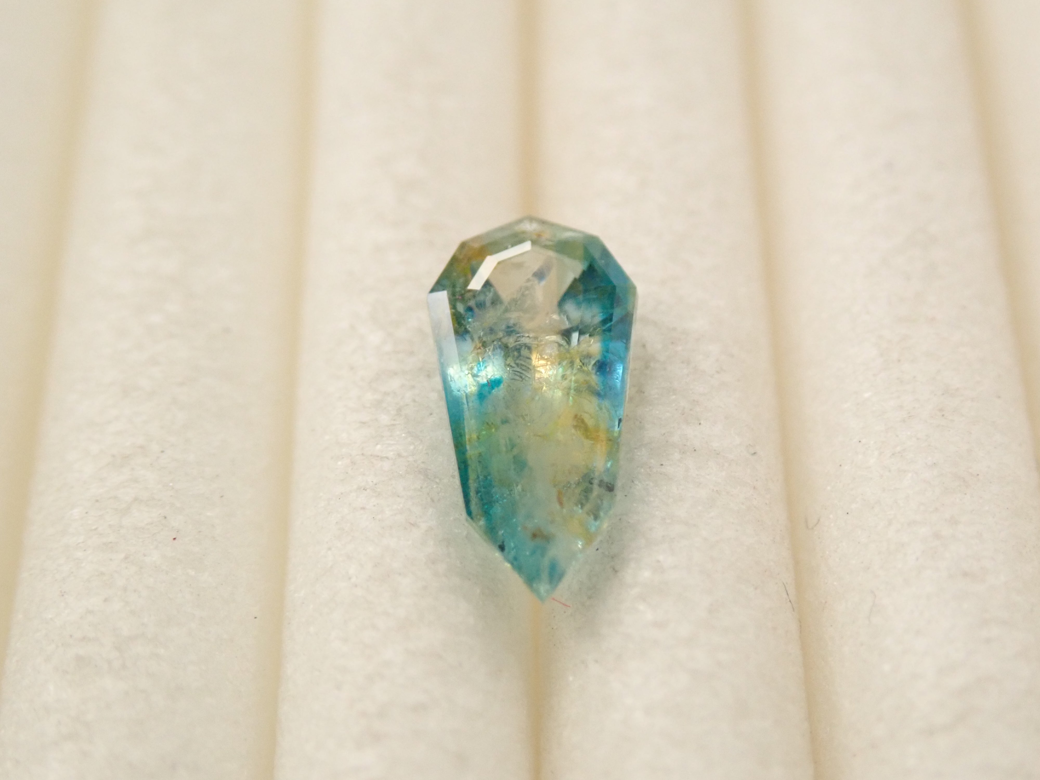 ジンバブエ産バイカラーユークレース 0.398ctルース