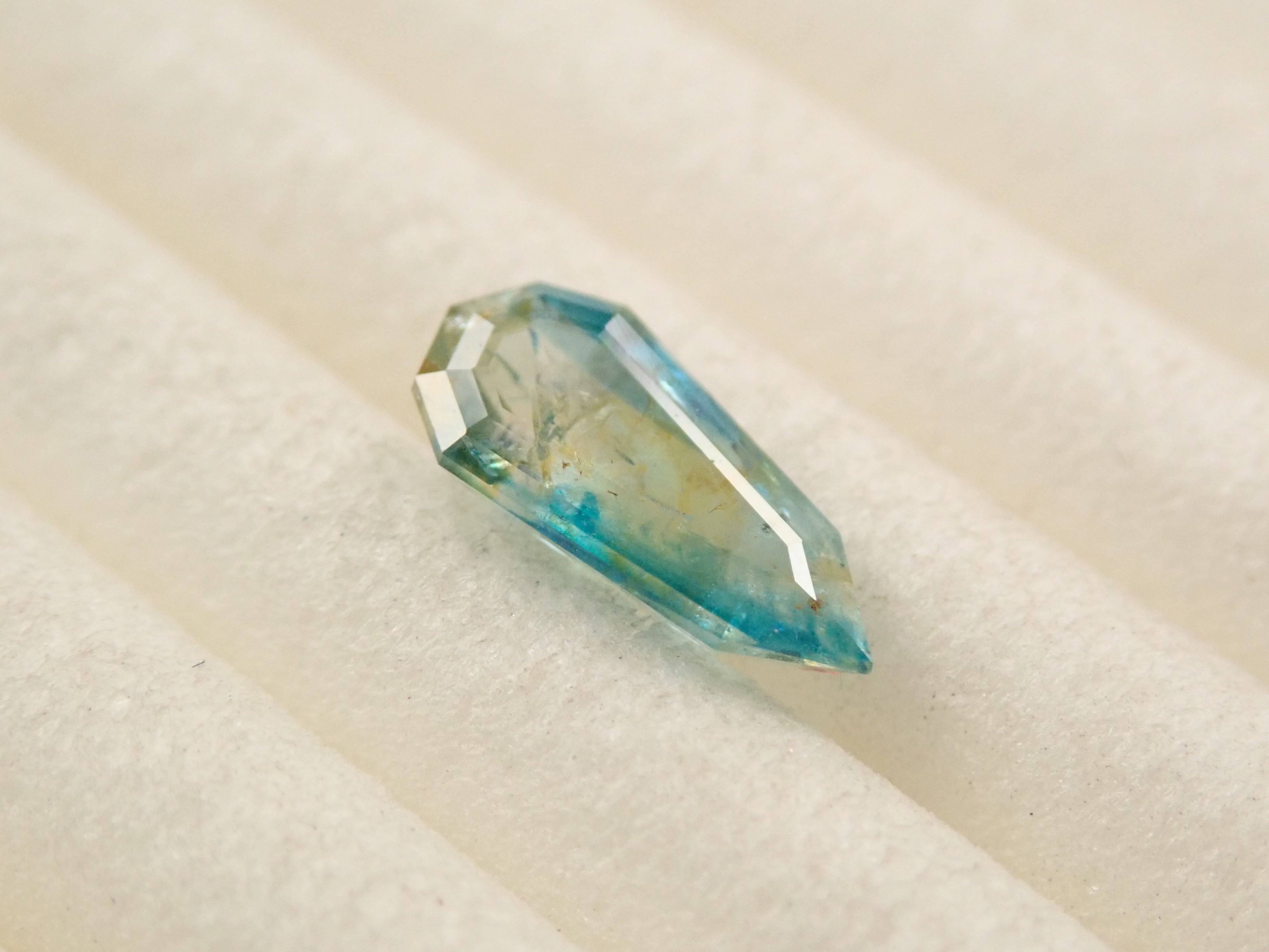 【11/1 22時販売】ジンバブエ産バイカラーユークレース 0.398ctルース