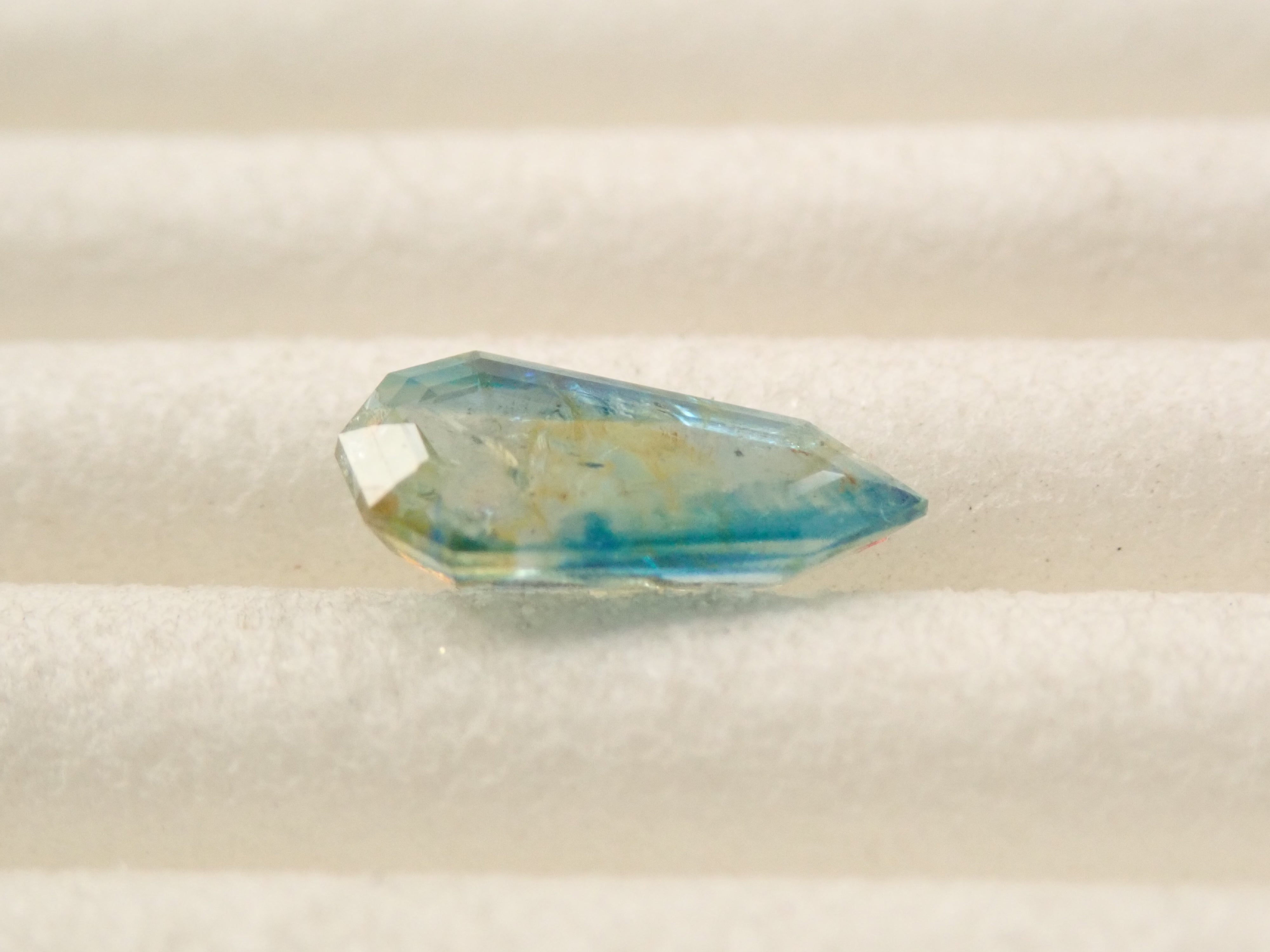 【11/1 22時販売】ジンバブエ産バイカラーユークレース 0.398ctルース