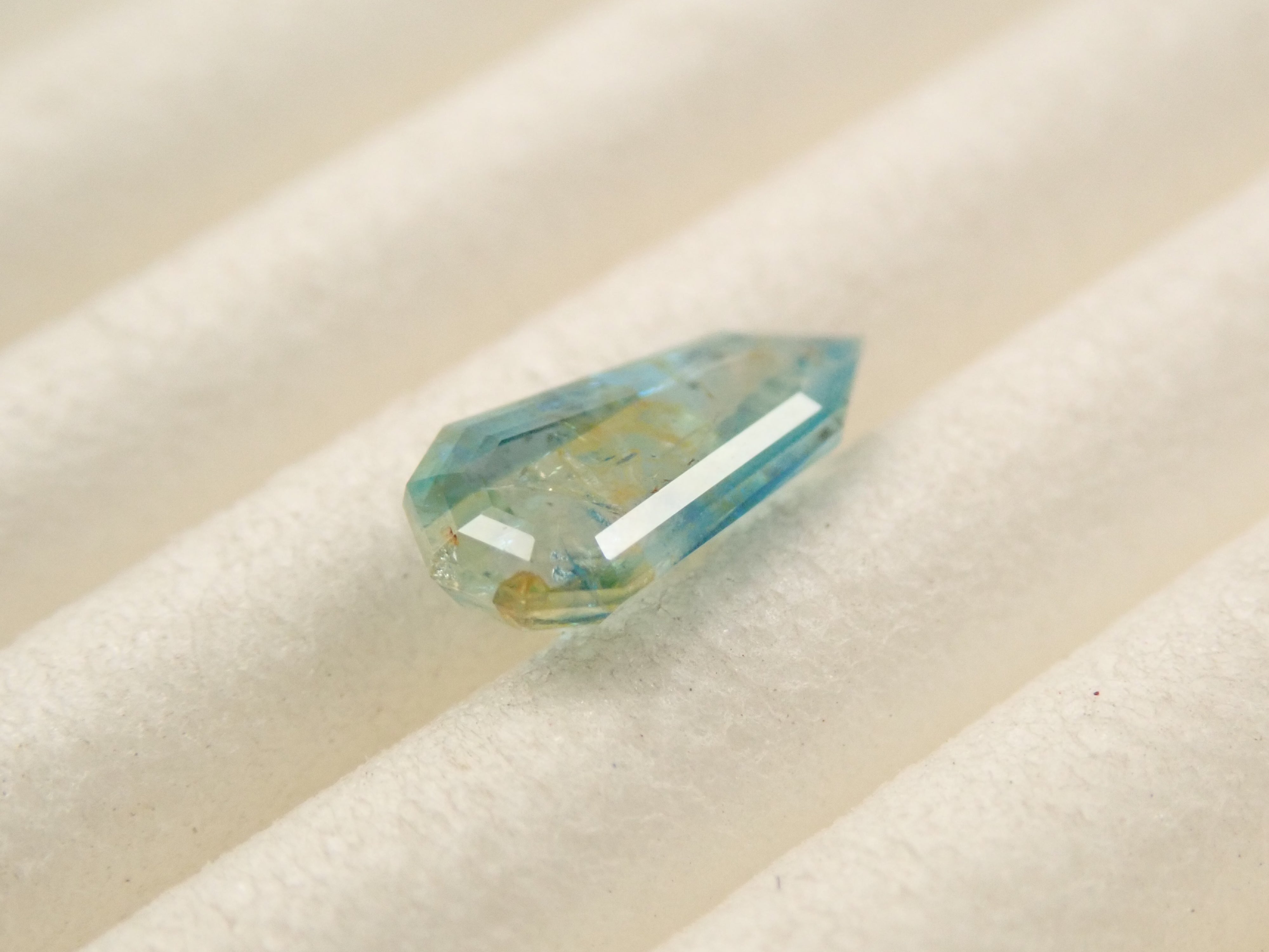 【11/1 22時販売】ジンバブエ産バイカラーユークレース 0.398ctルース