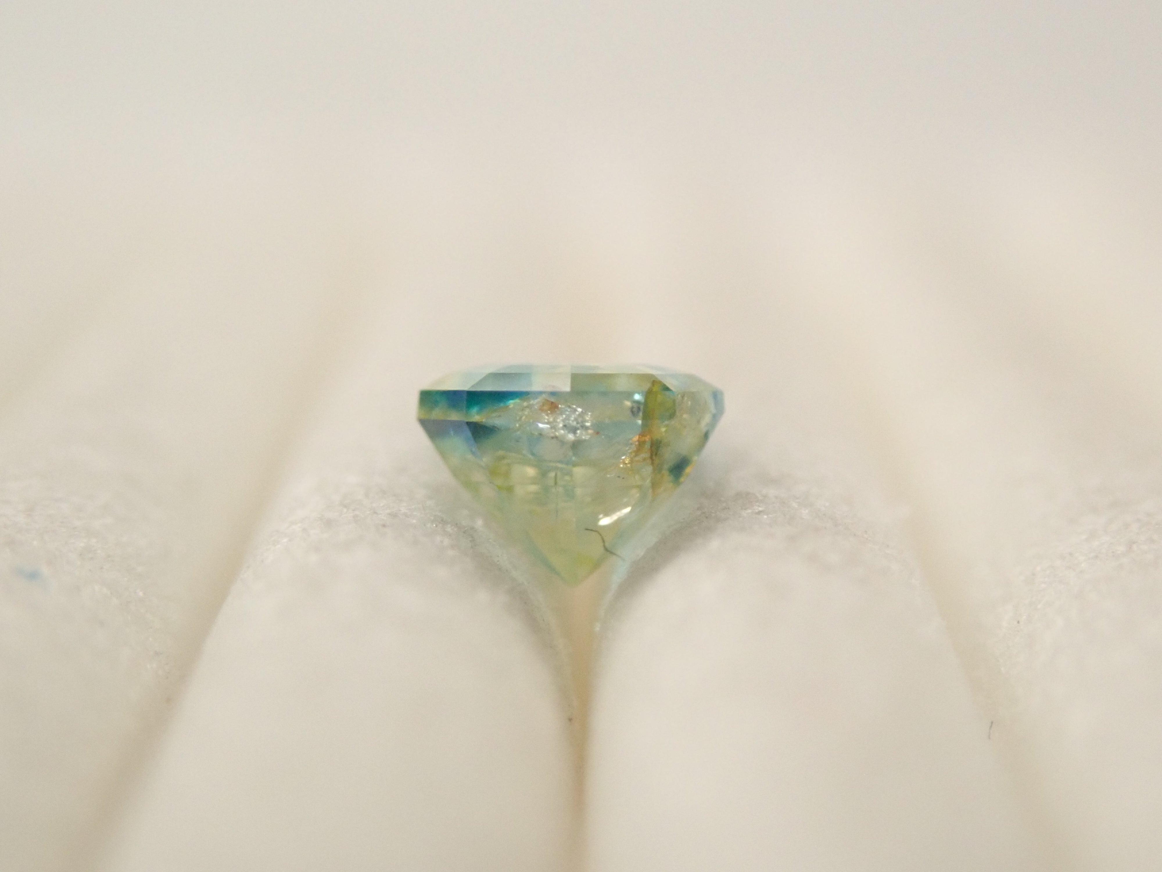 【11/1 22時販売】ジンバブエ産バイカラーユークレース 0.398ctルース