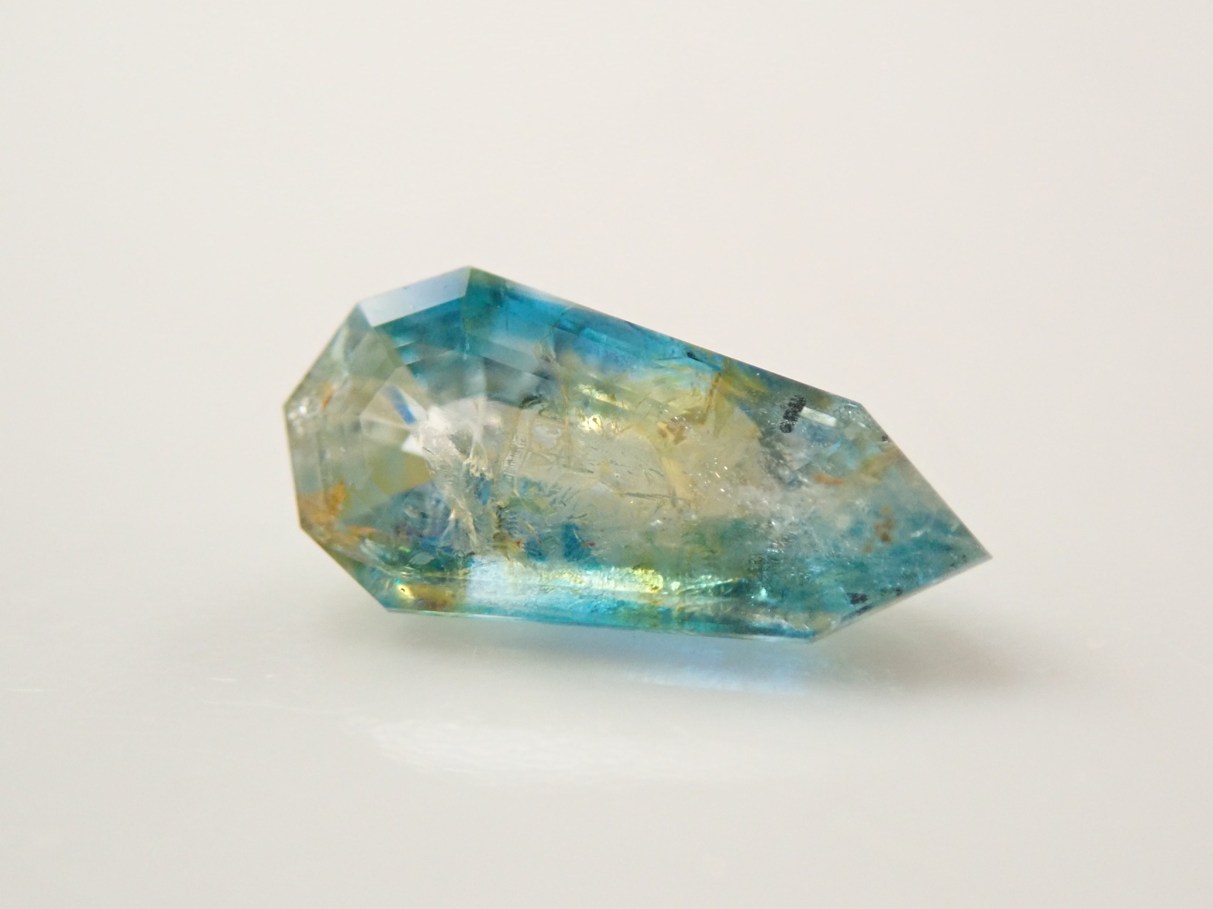 ジンバブエ産バイカラーユークレース 0.398ctルース