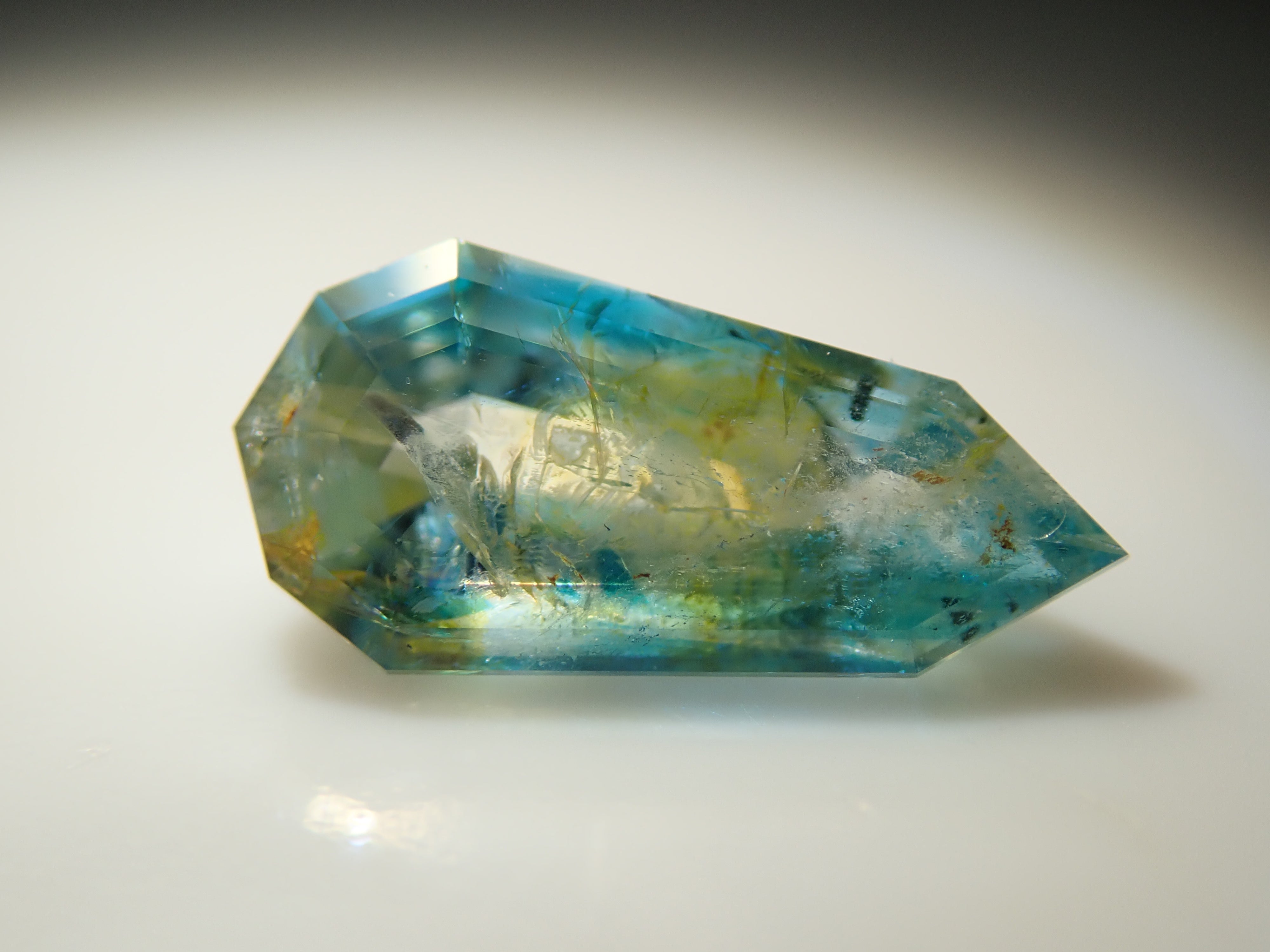 【11/1 22時販売】ジンバブエ産バイカラーユークレース 0.398ctルース