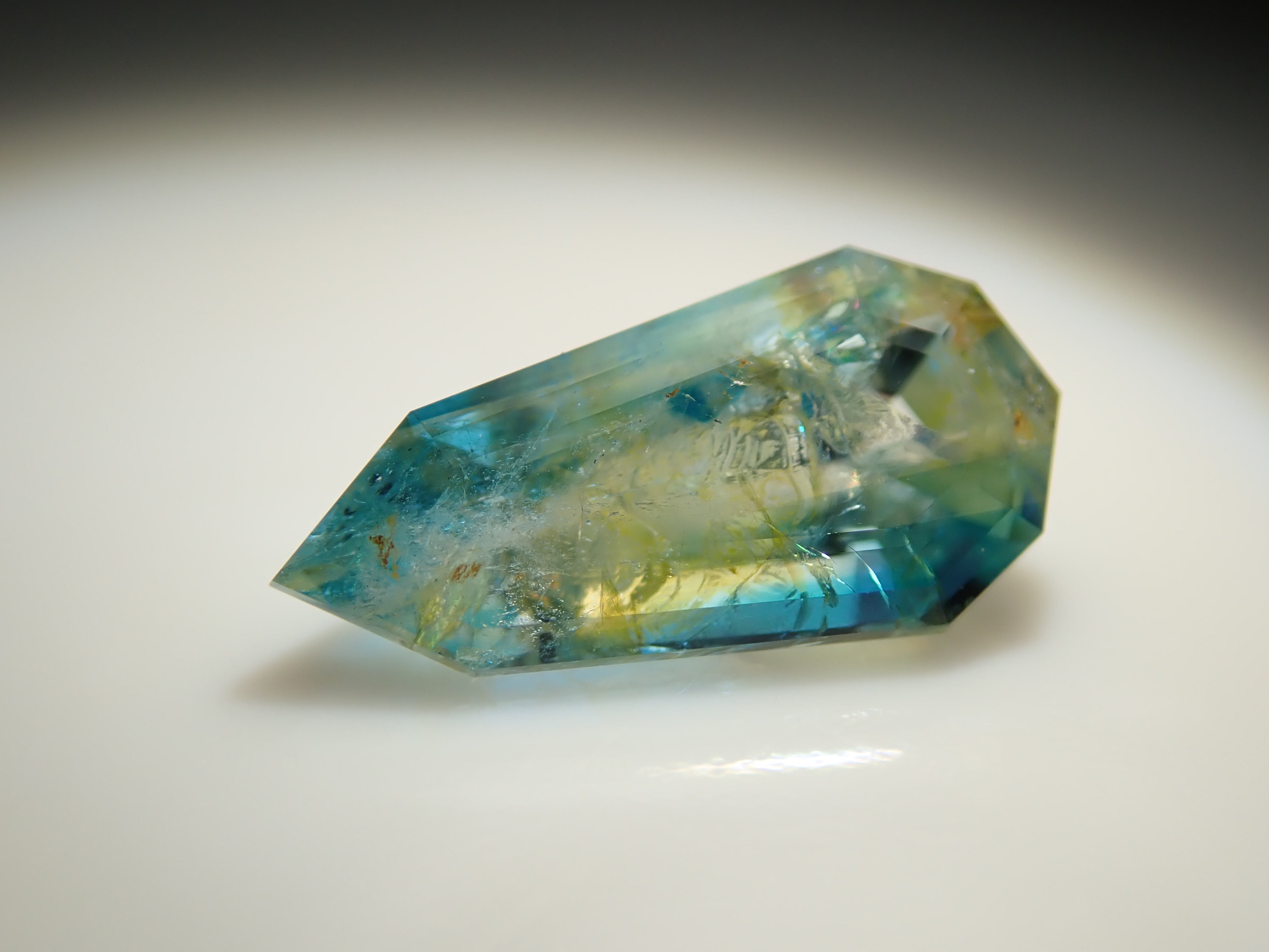 【11/1 22時販売】ジンバブエ産バイカラーユークレース 0.398ctルース