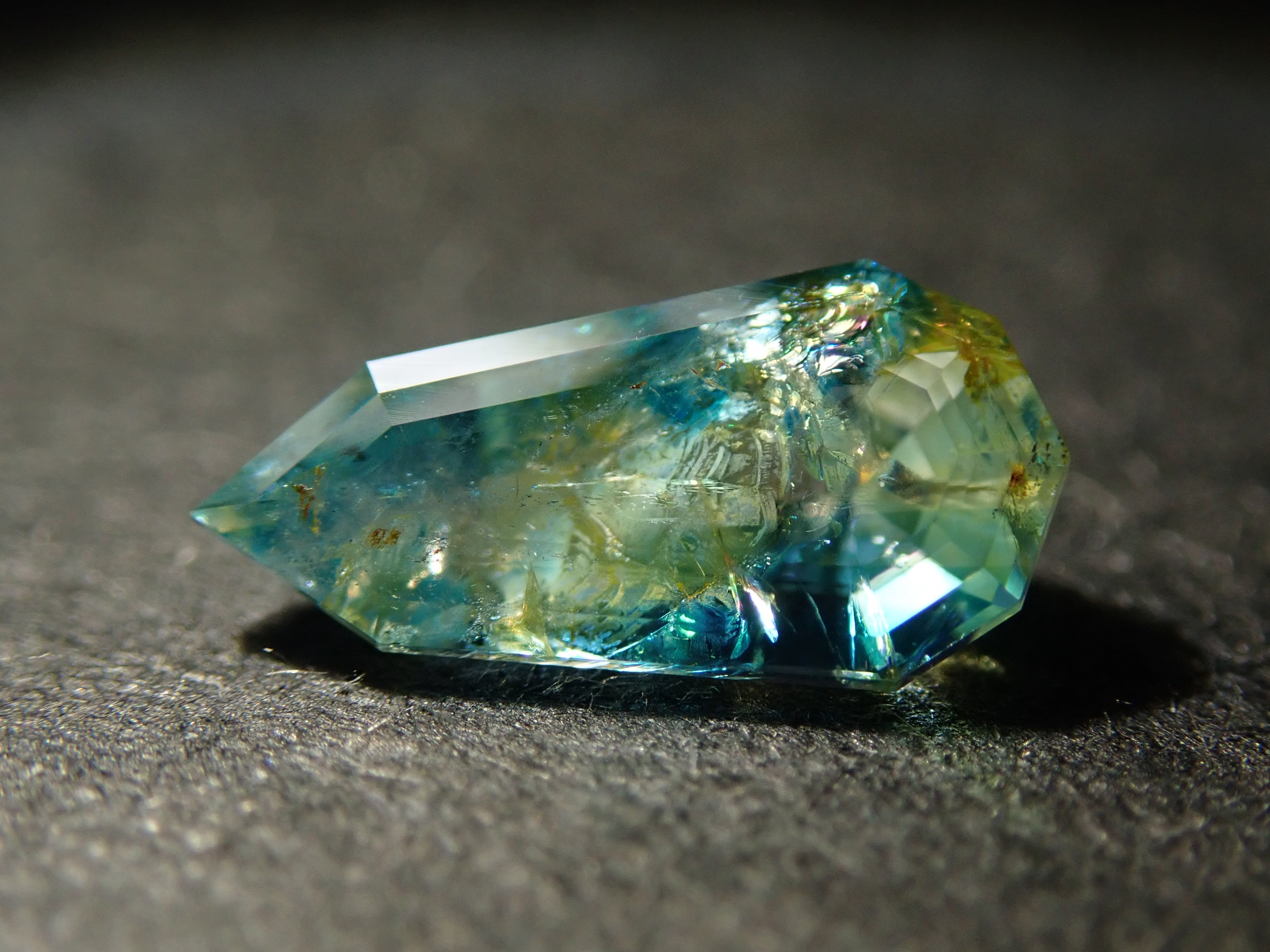 【11/1 22時販売】ジンバブエ産バイカラーユークレース 0.398ctルース