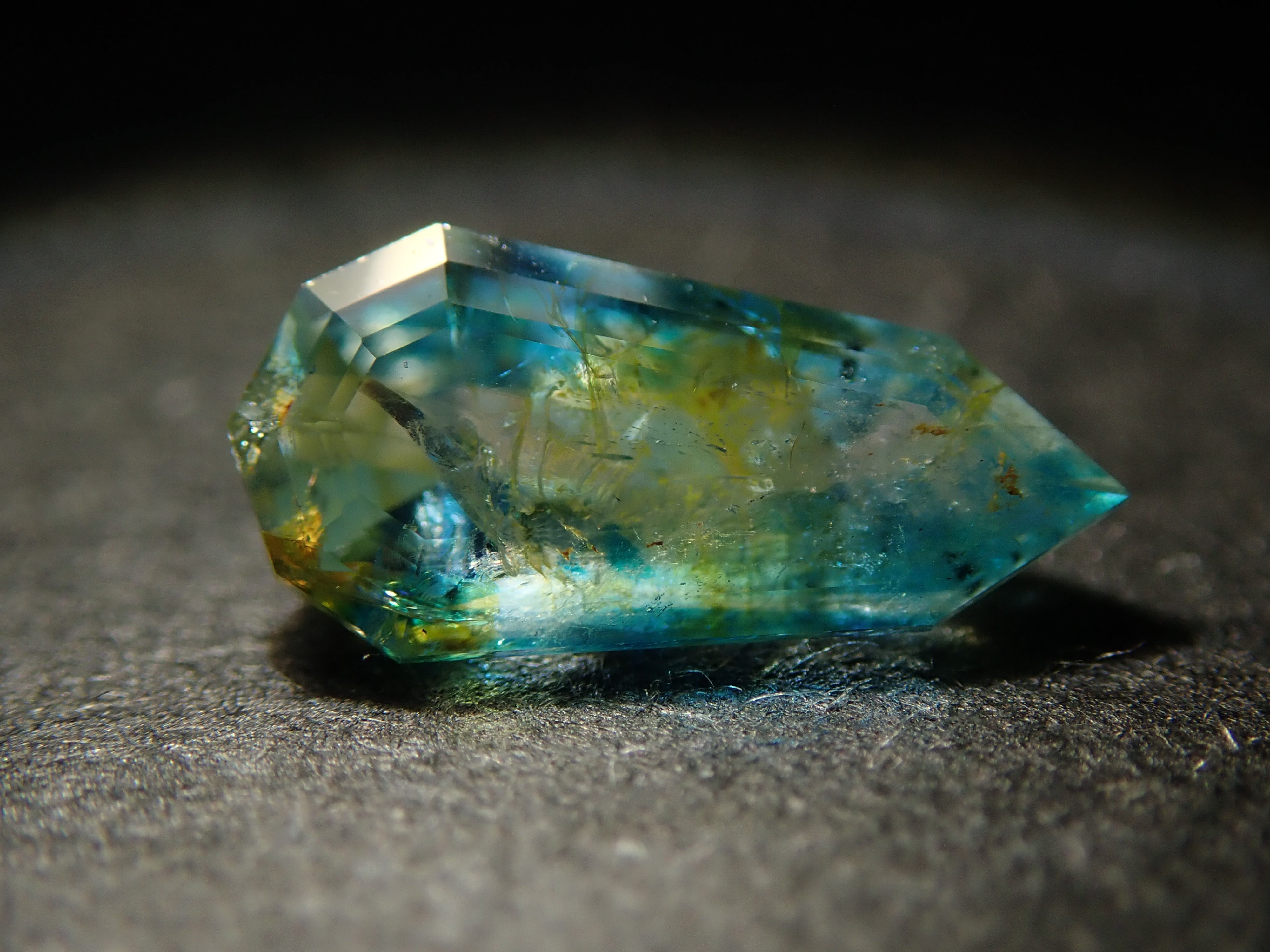 【11/1 22時販売】ジンバブエ産バイカラーユークレース 0.398ctルース