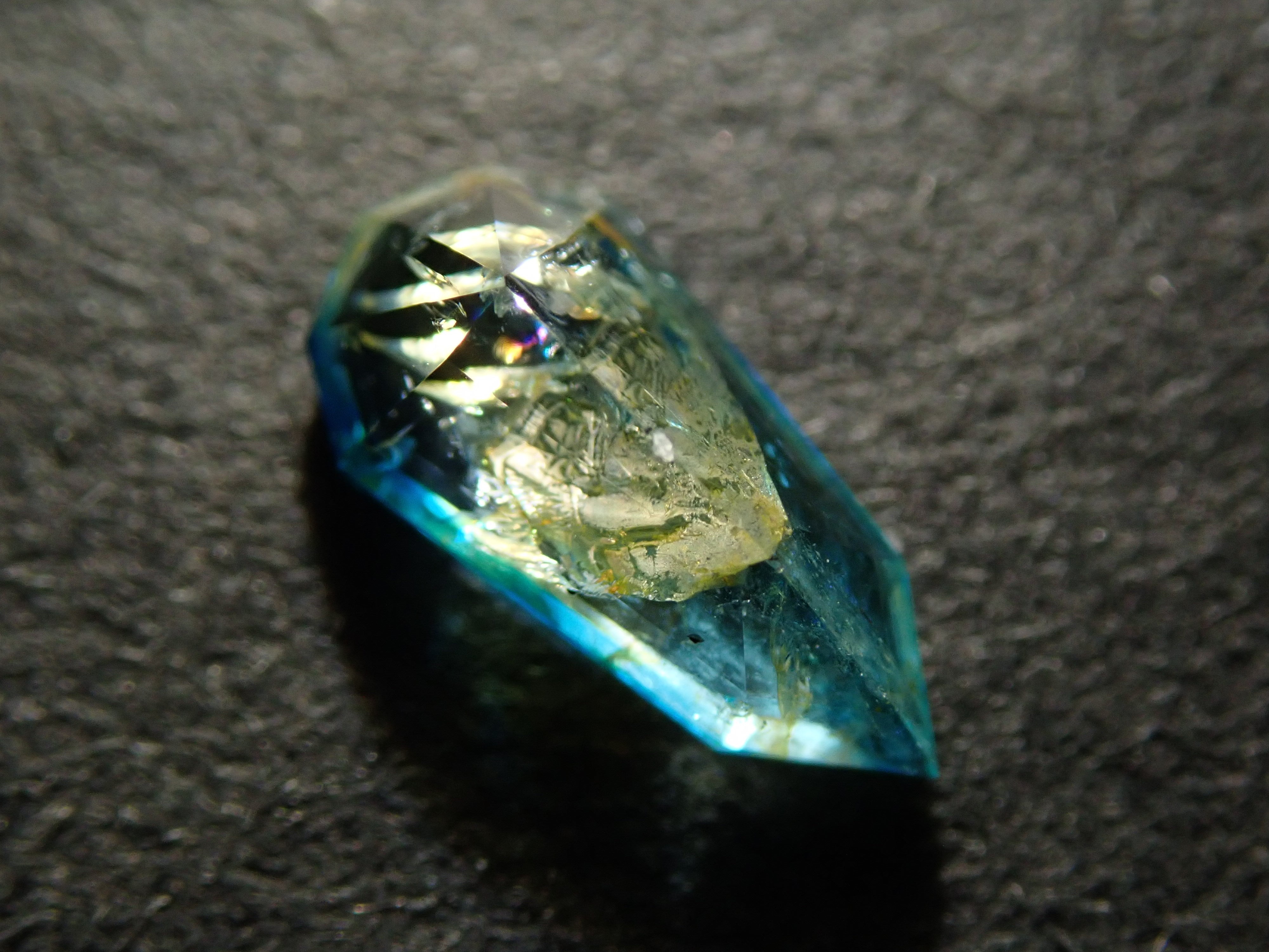 【11/1 22時販売】ジンバブエ産バイカラーユークレース 0.398ctルース