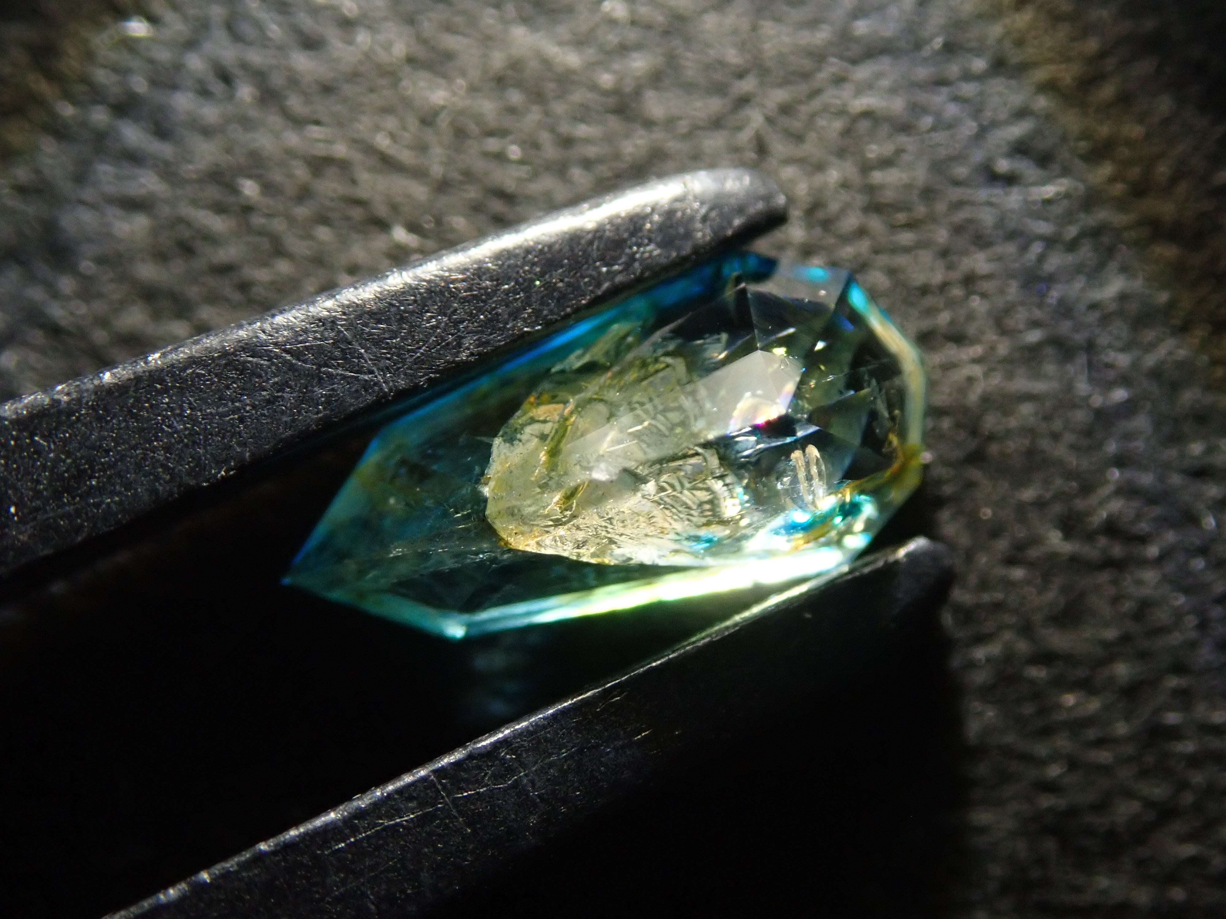 【11/1 22時販売】ジンバブエ産バイカラーユークレース 0.398ctルース