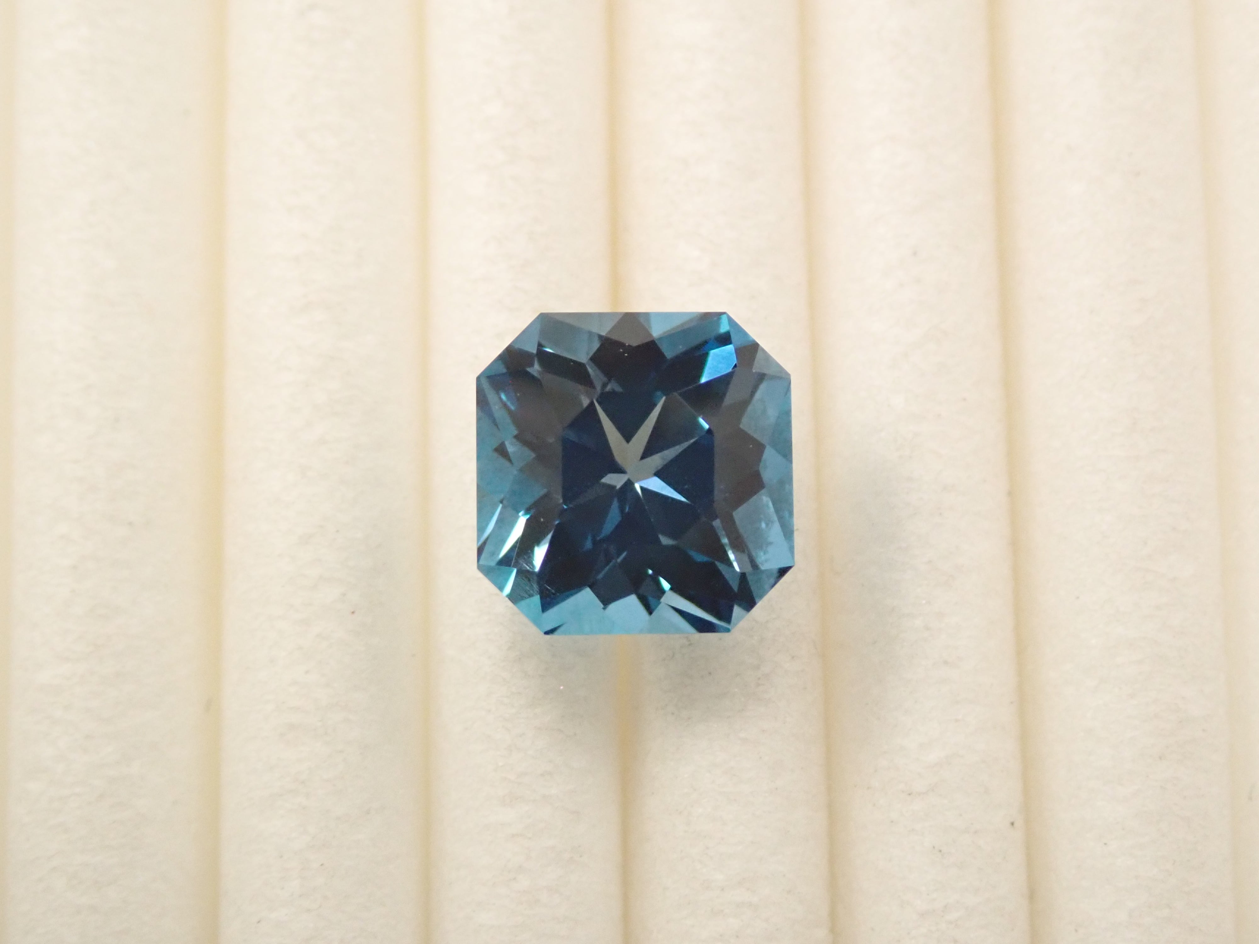 [11/1 22:00 Sale] Brazilian London Blue Topaz 1.950ct Loose