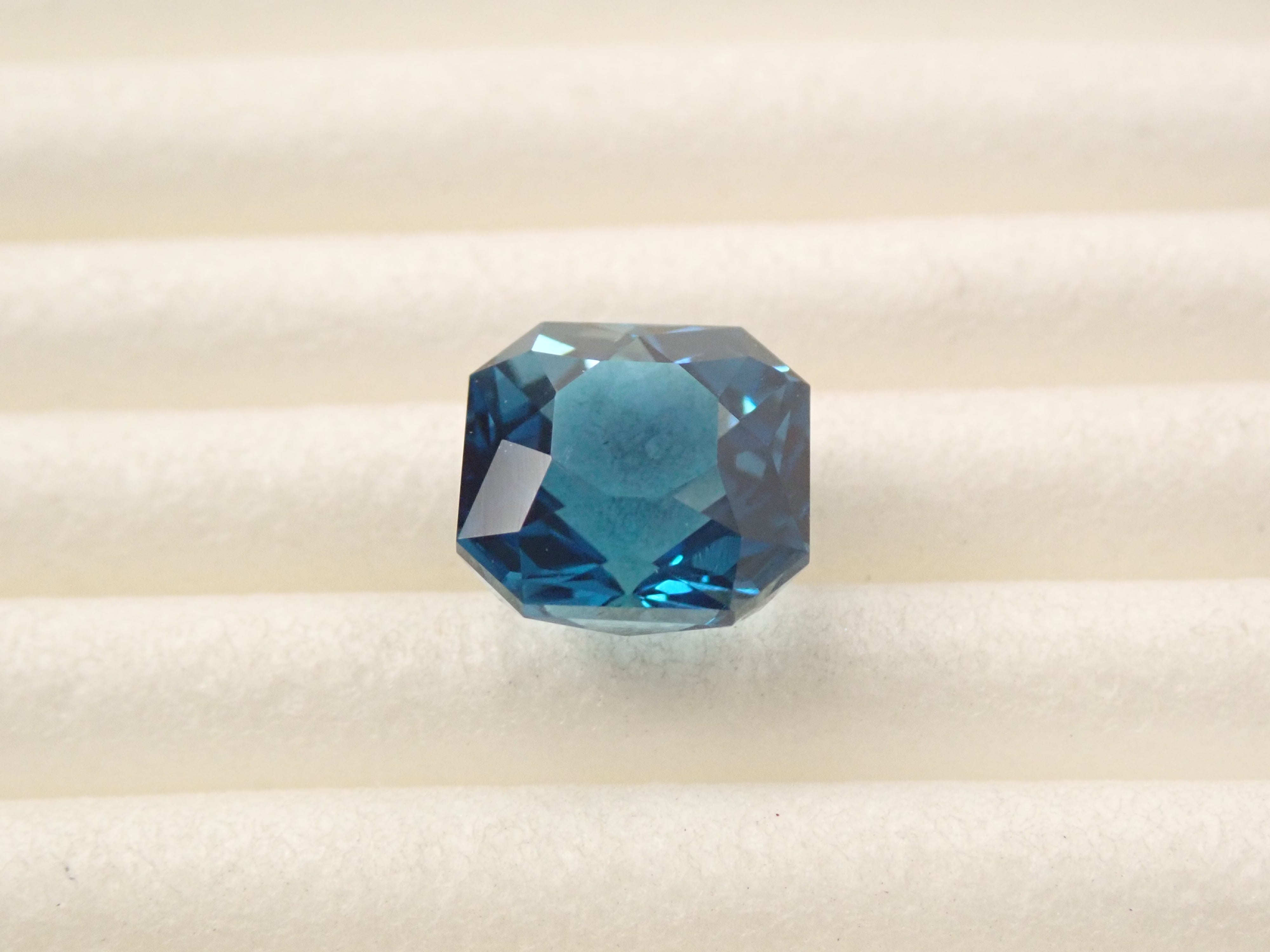 [11/1 22:00 Sale] Brazilian London Blue Topaz 1.950ct Loose