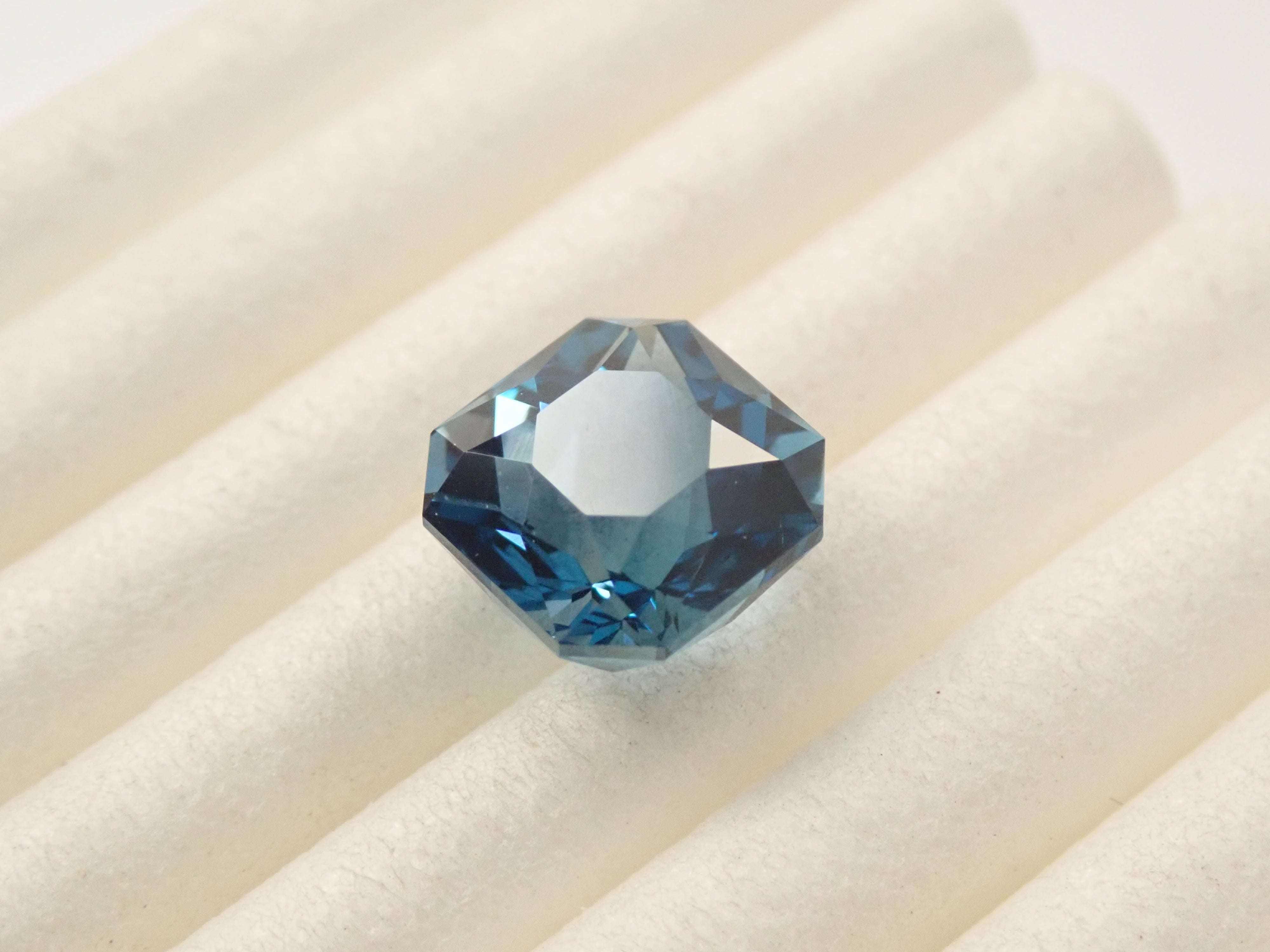 [11/1 22:00 Sale] Brazilian London Blue Topaz 1.950ct Loose