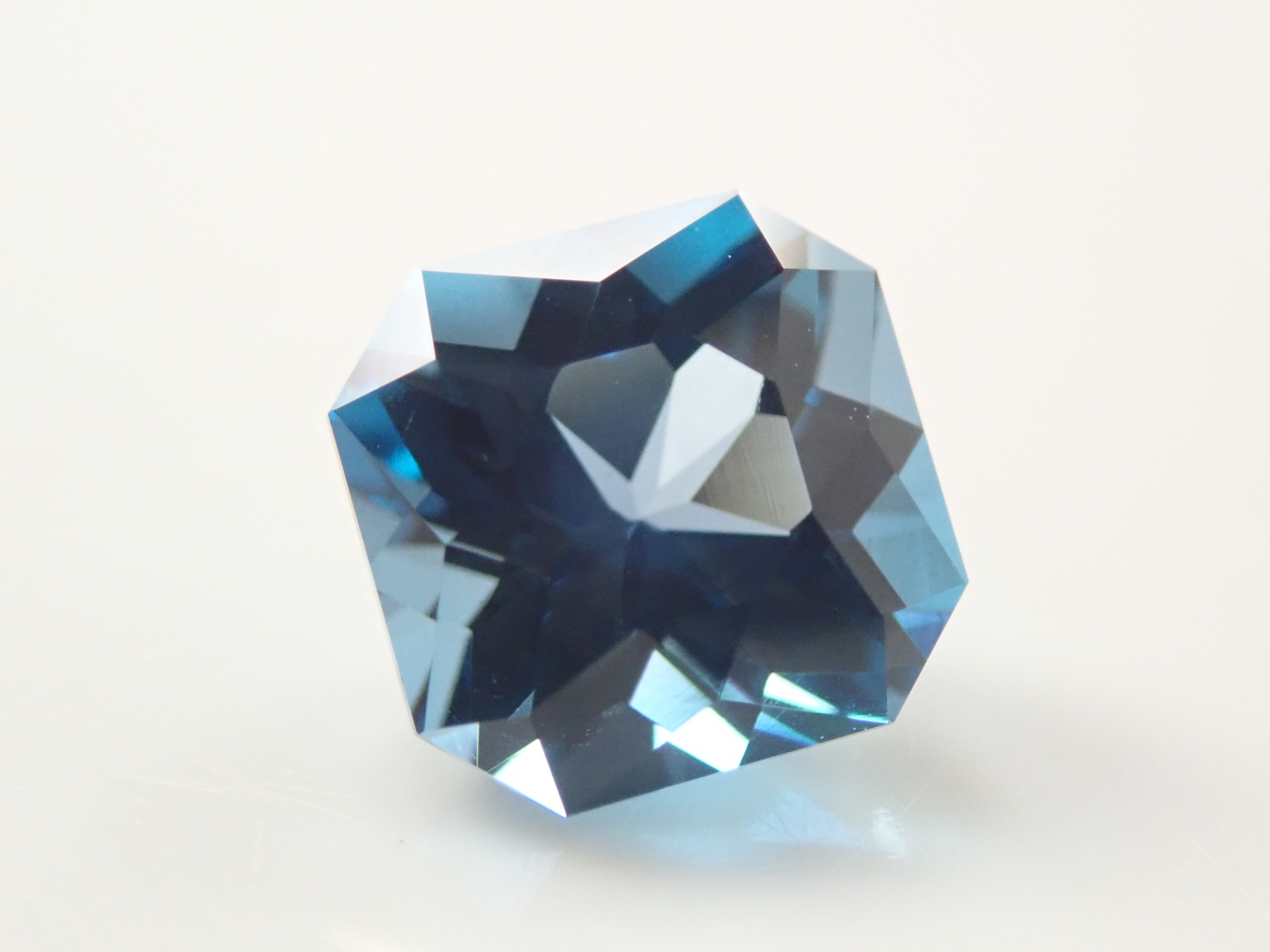 [11/1 22:00 Sale] Brazilian London Blue Topaz 1.950ct Loose