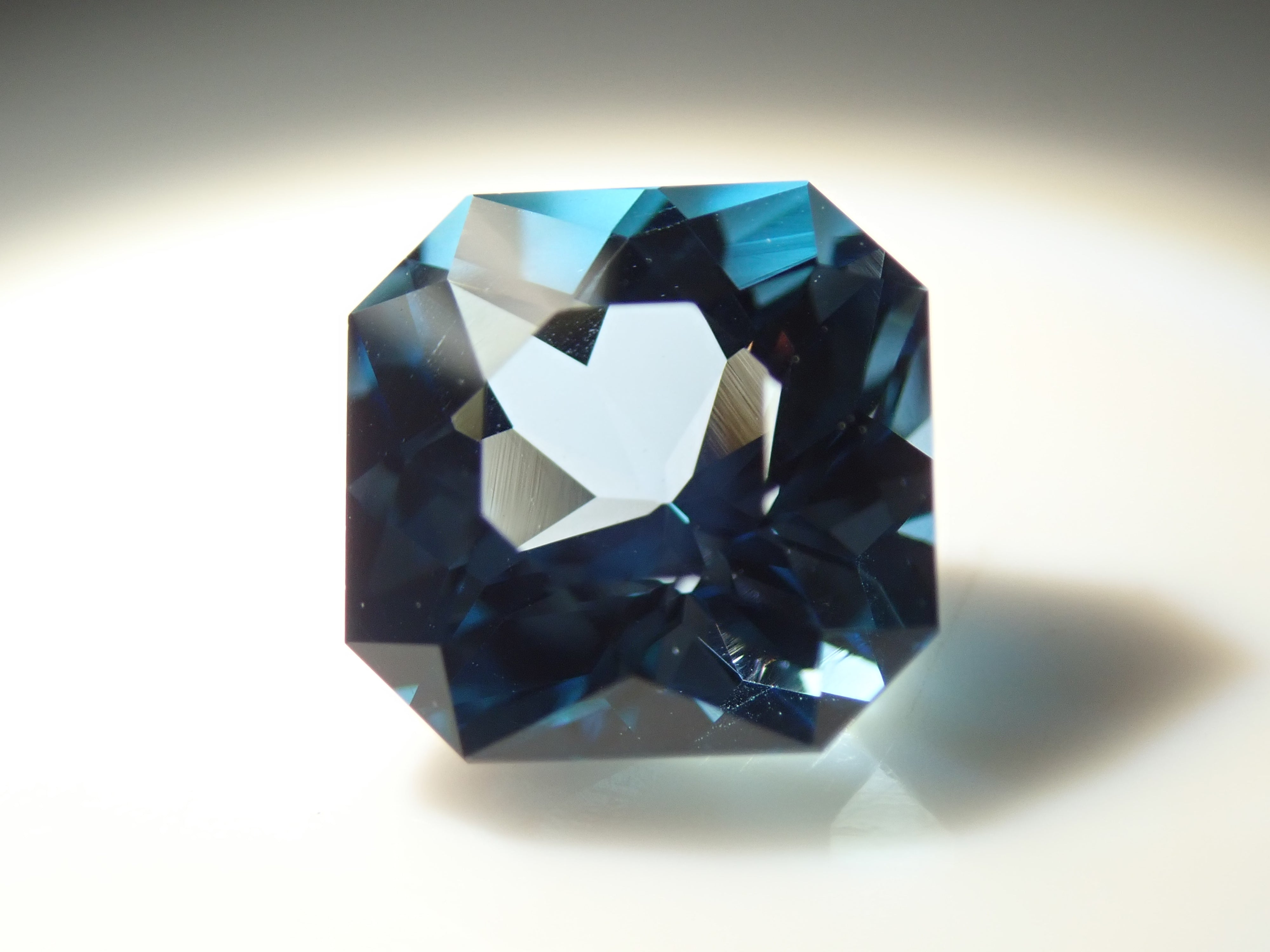 [11/1 22:00 Sale] Brazilian London Blue Topaz 1.950ct Loose