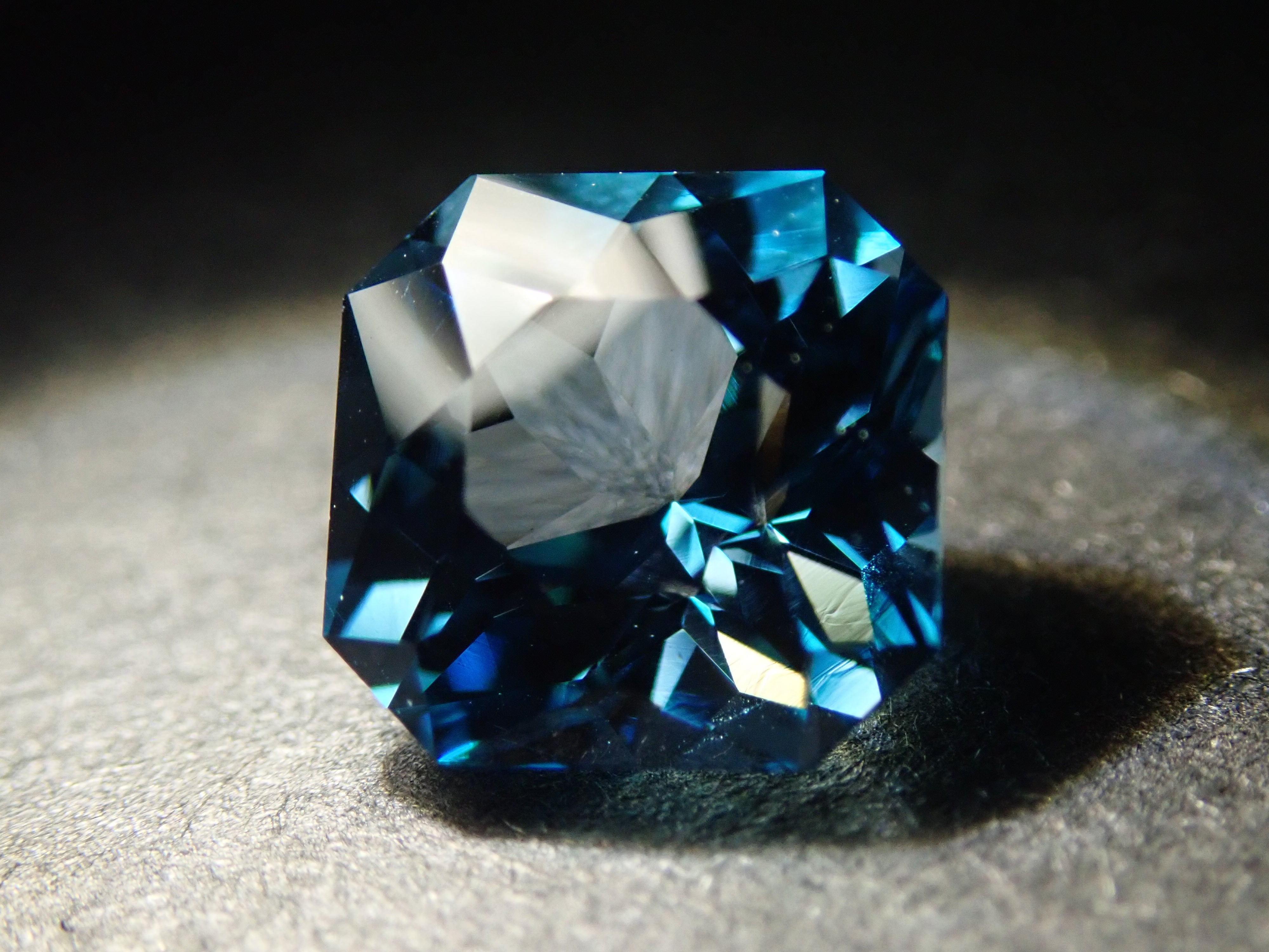 ゆり　フェザー！　ブルートパーズ　7.18ct ルース（LA-6429） ゆり様専用 フェザー！ ブルートパーズ 7.18ct ルース（LA-6429）