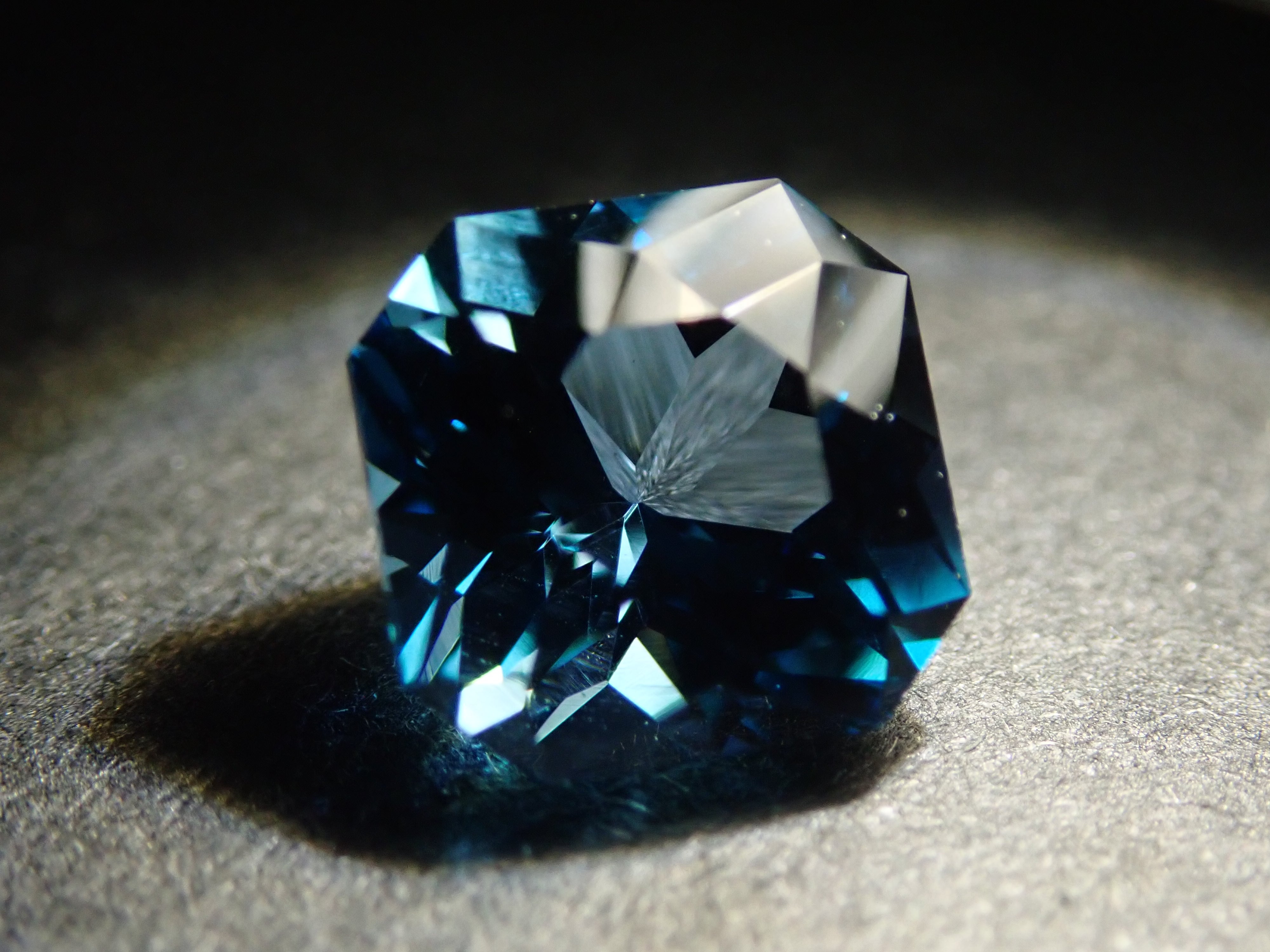 [11/1 22:00 Sale] Brazilian London Blue Topaz 1.950ct Loose
