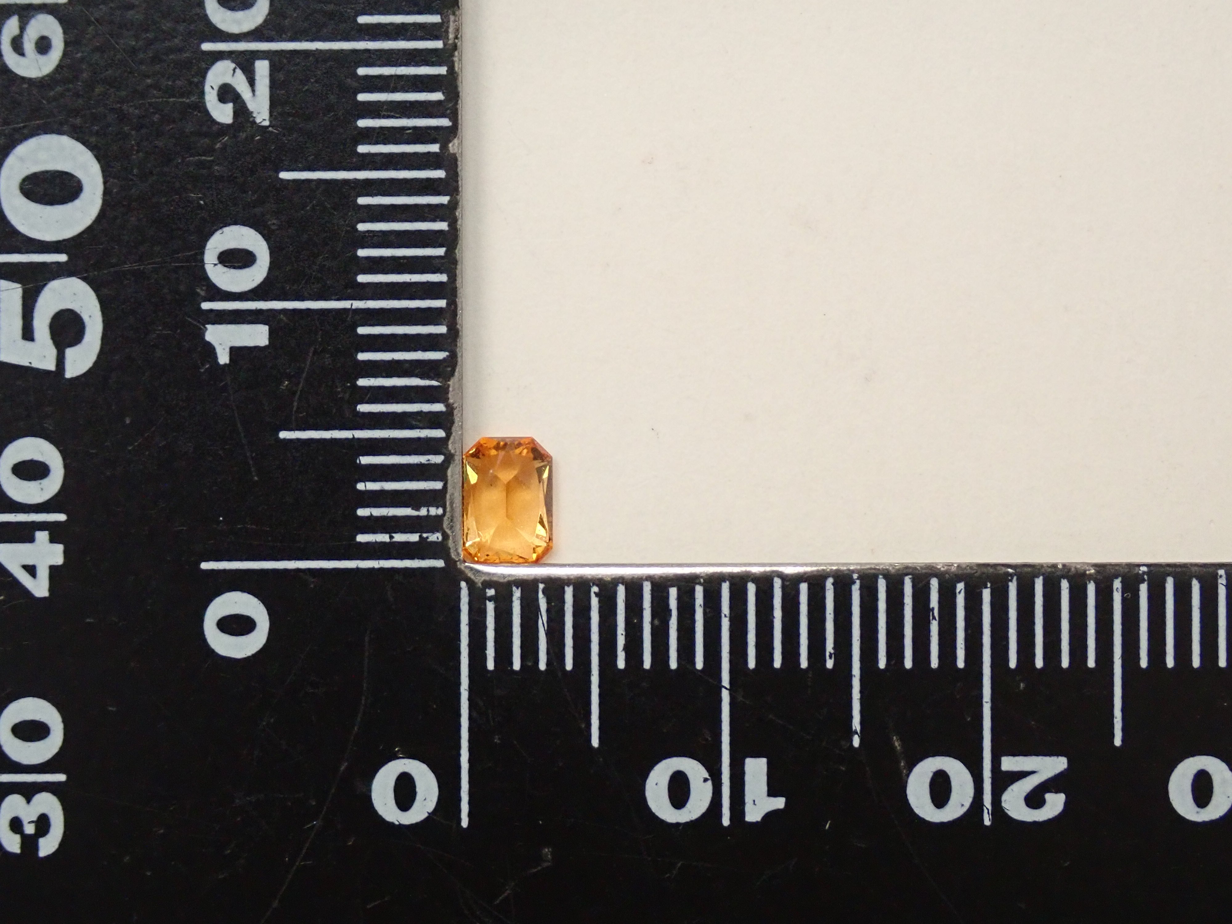 [11/1 22:00 拍賣] 坦尚尼亞錳鋁榴石 0.383 克拉裸石