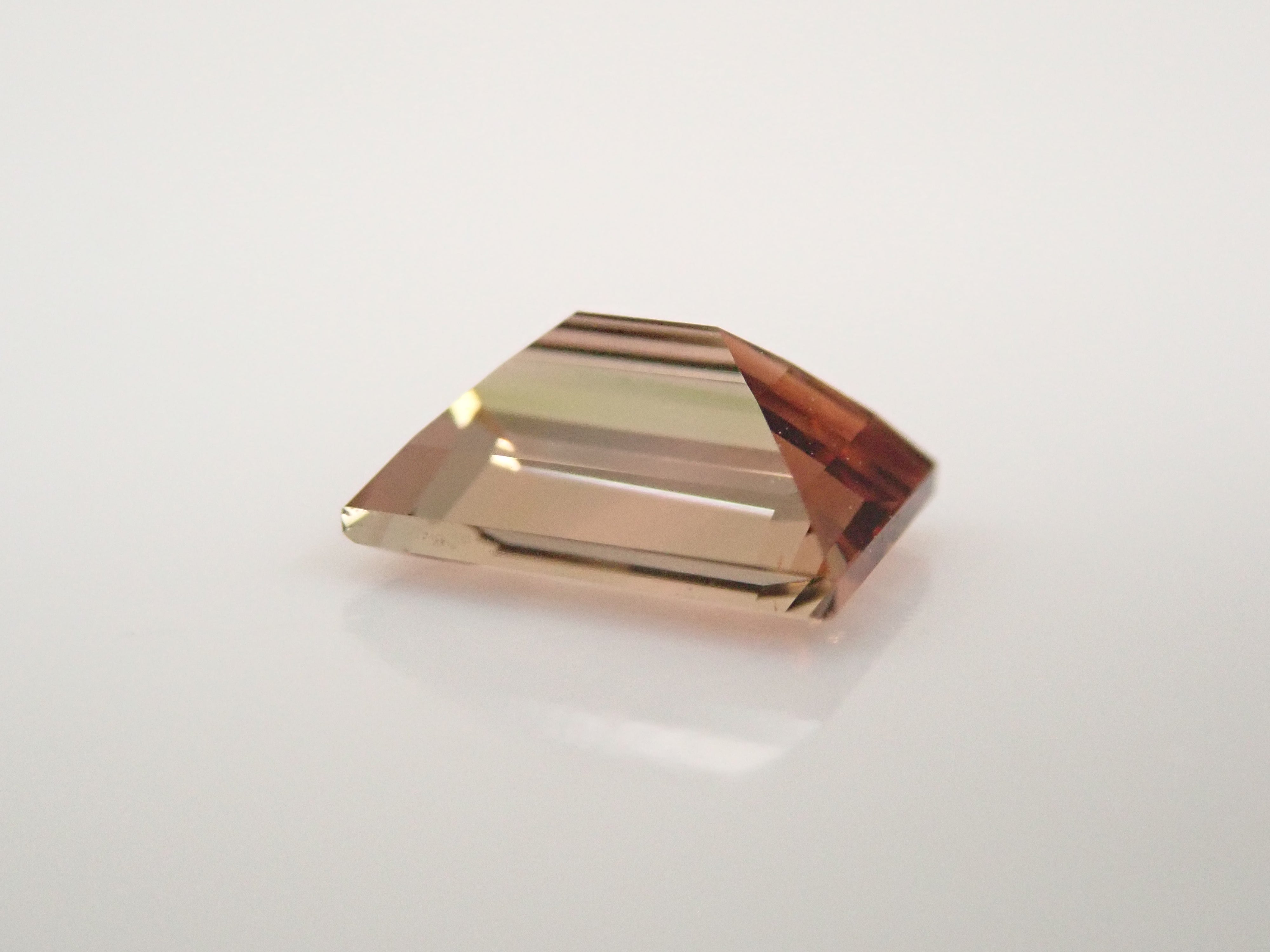 【11月22日晚間10點開賣】馬達加斯加安達盧石 0.600克拉裸石