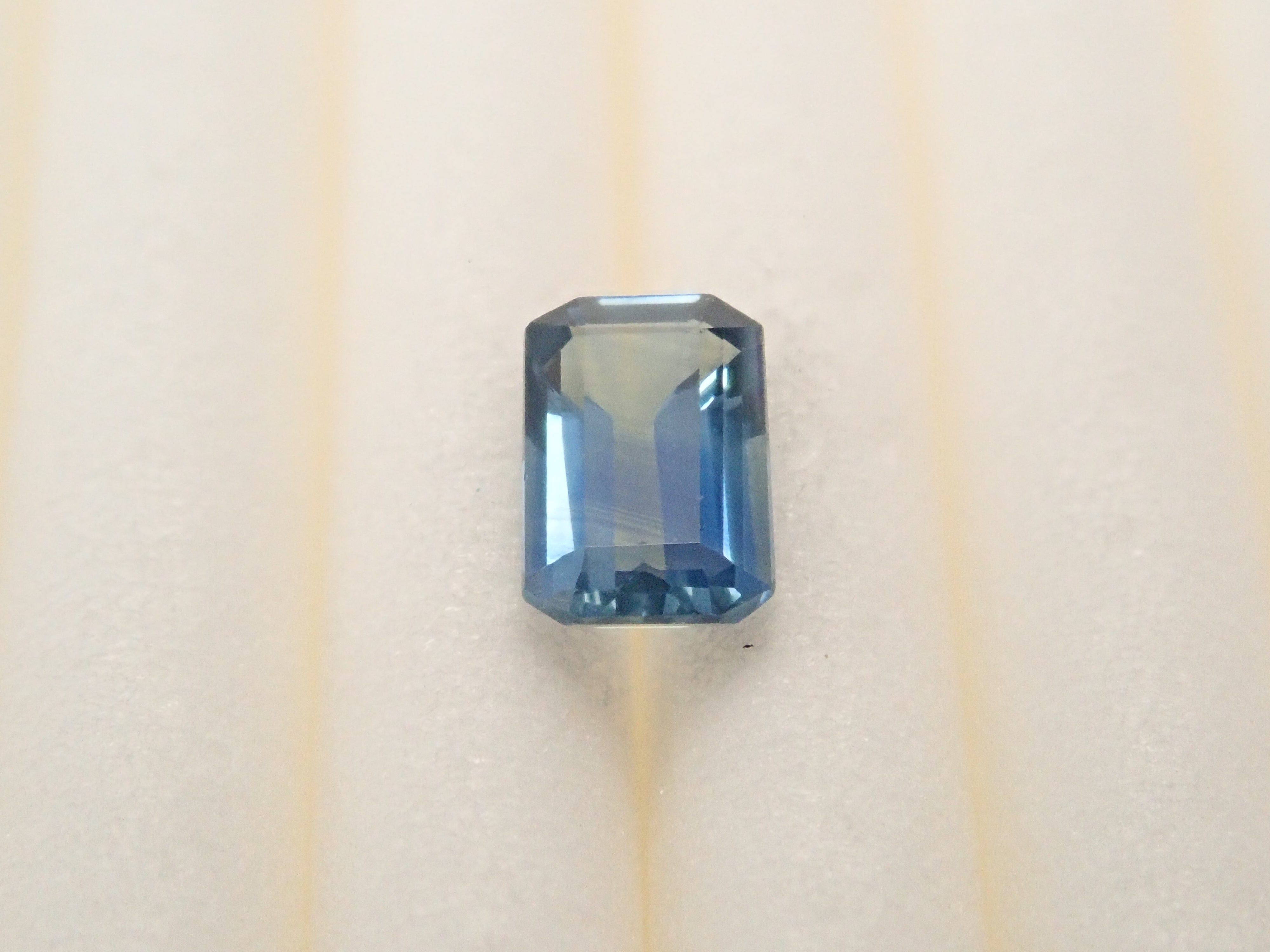 [12557437] Madagascar Bicolor Sapphire 0.324ct Loose