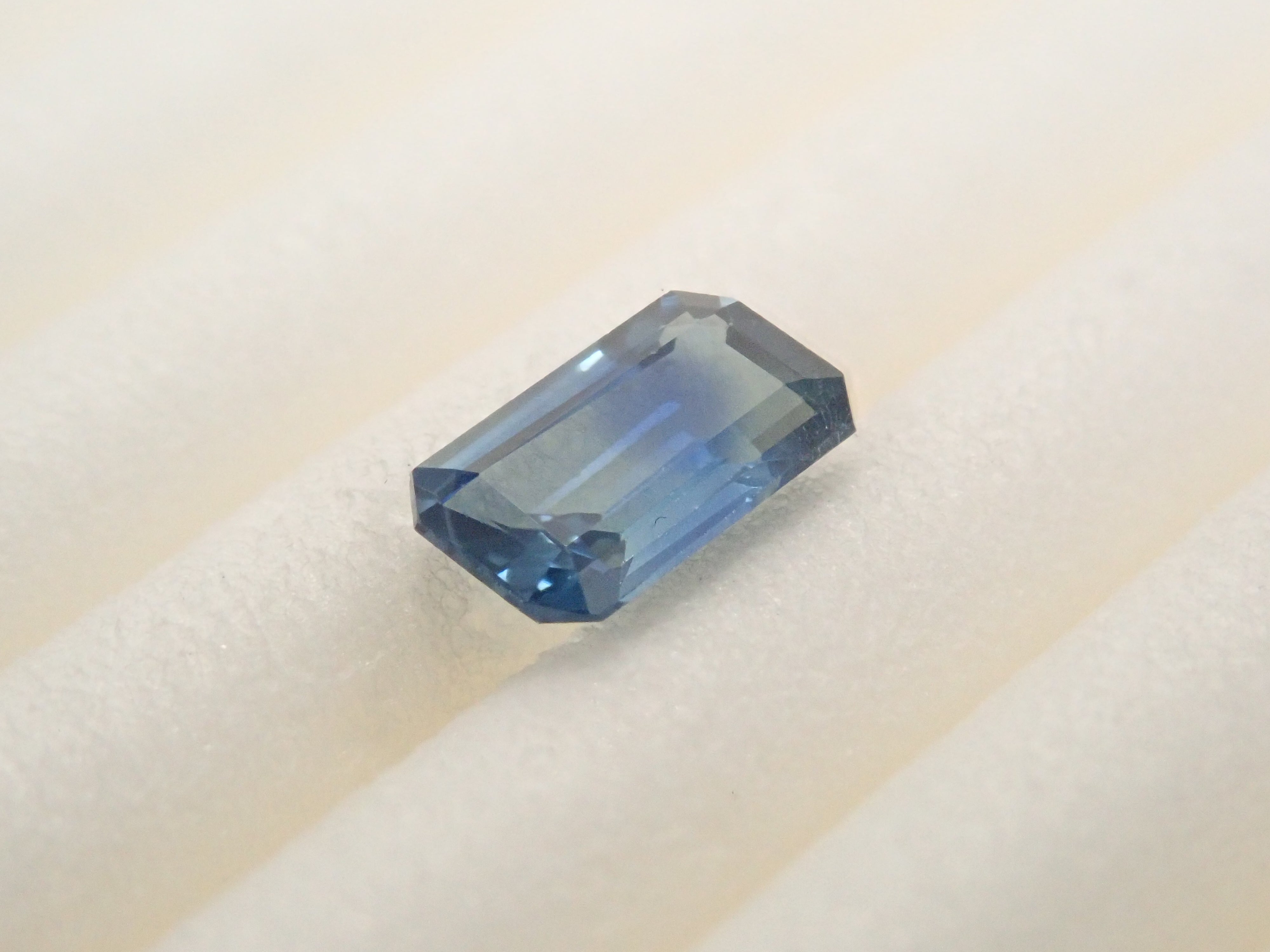 [12557437] Madagascar Bicolor Sapphire 0.324ct Loose