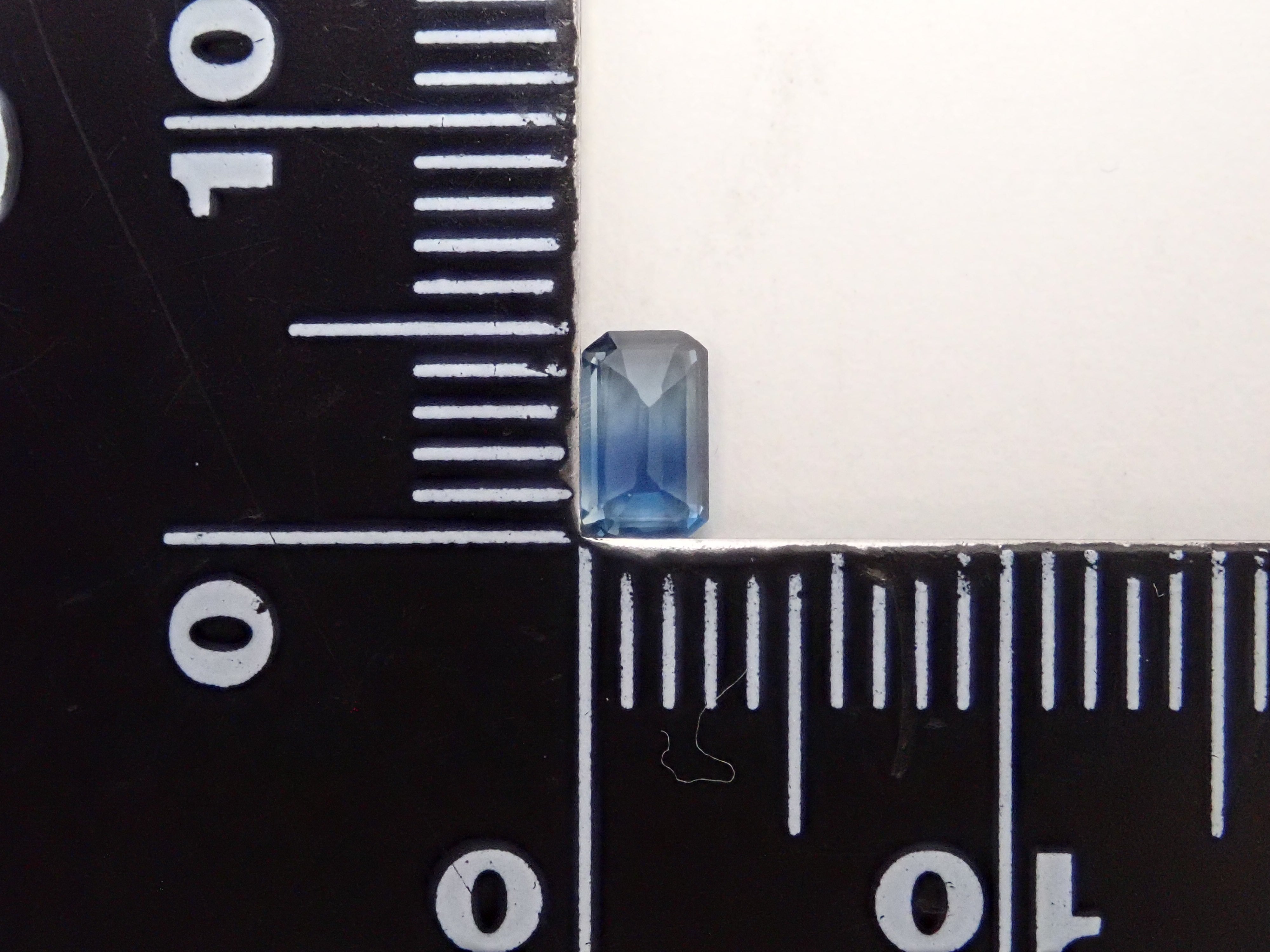 [12557437] Madagascar Bicolor Sapphire 0.324ct Loose