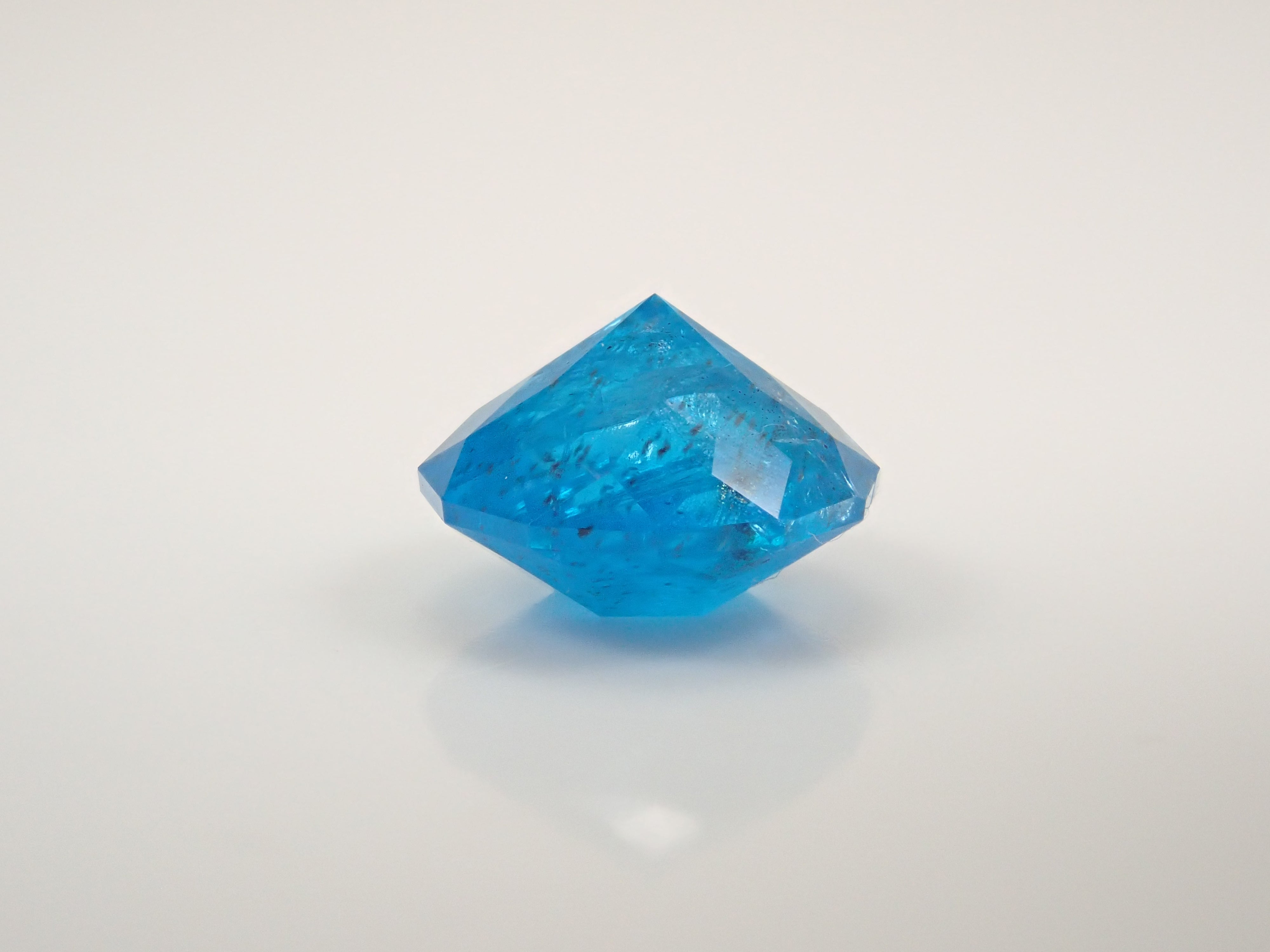 マダガスカル産ブルーアパタイト 7.2mm/1.572ctルース