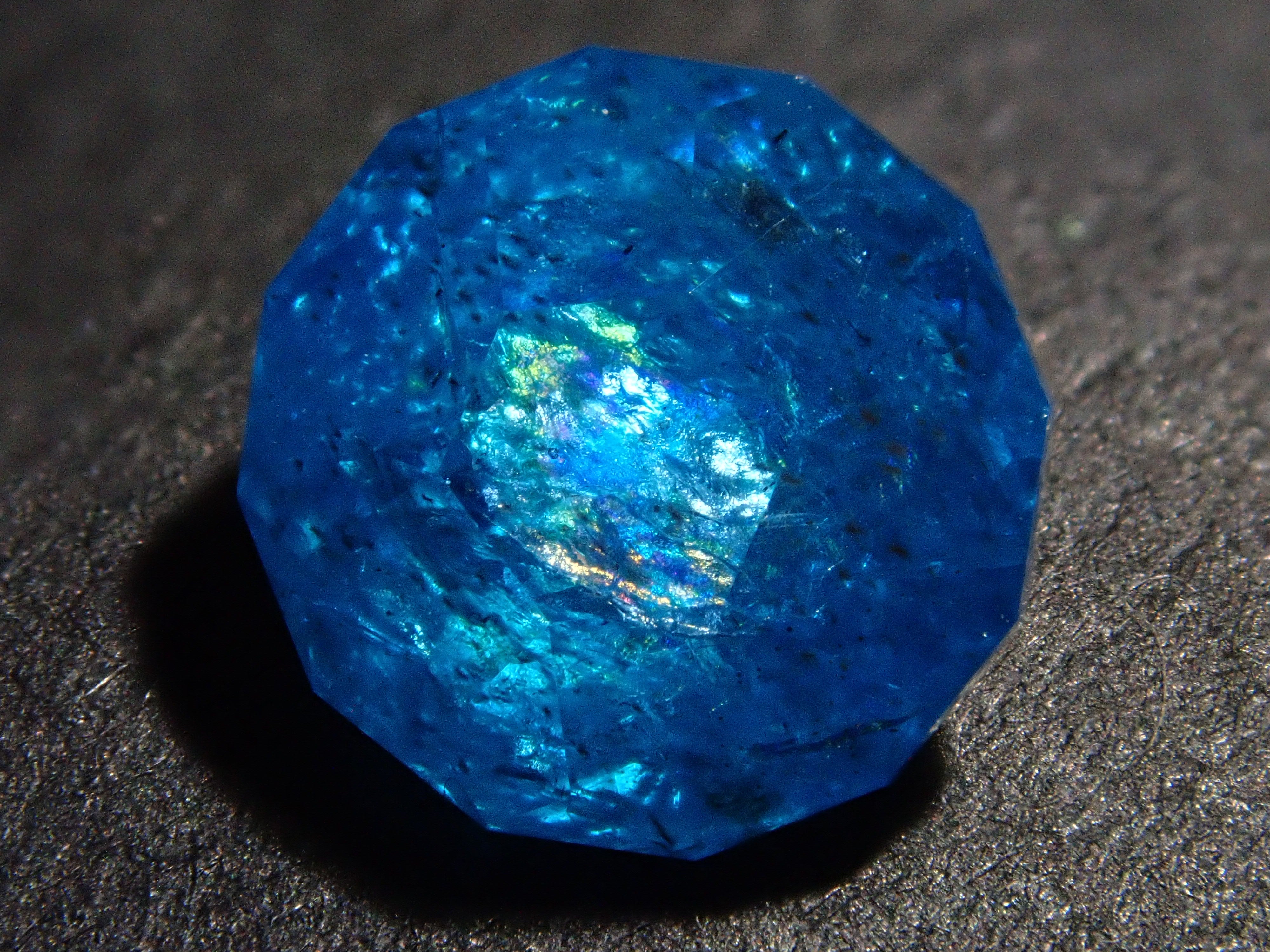 マダガスカル産ブルーアパタイト 7.2mm/1.572ctルース