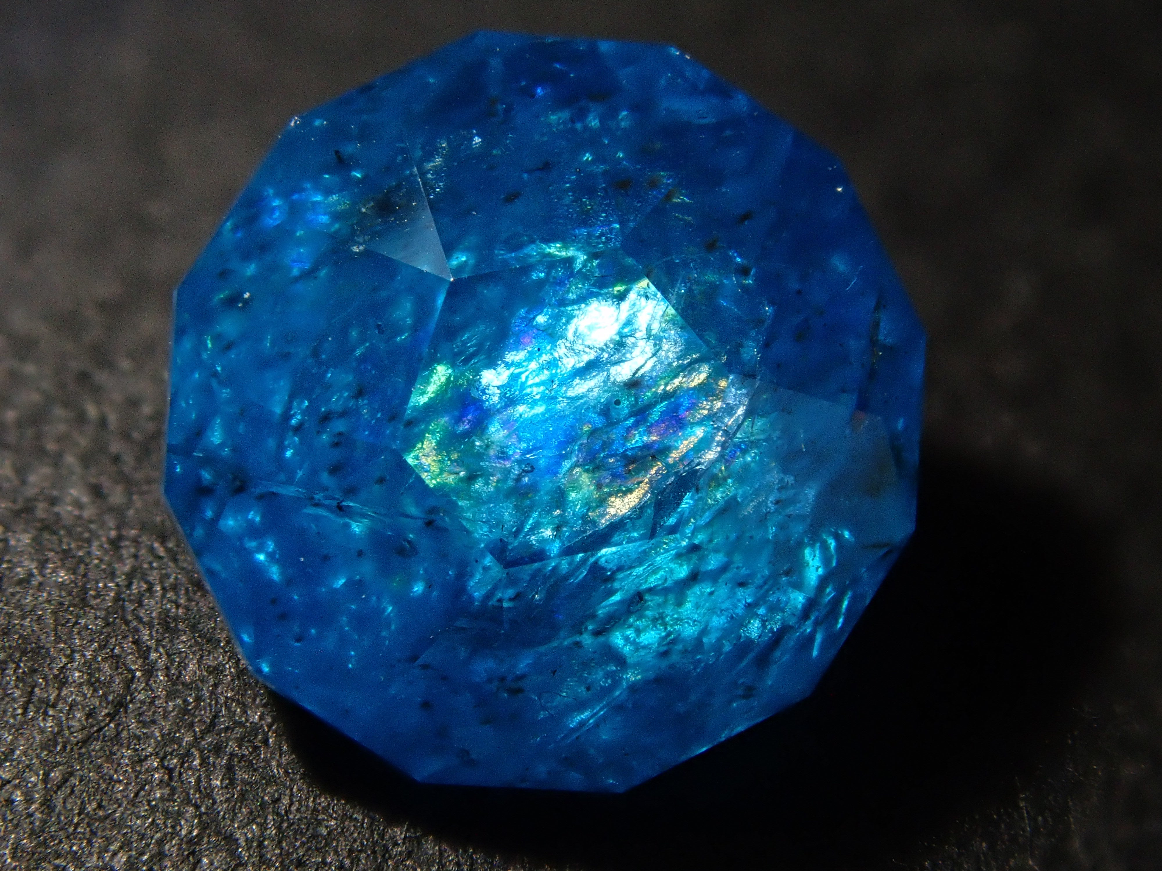 マダガスカル産ブルーアパタイト 7.2mm/1.572ctルース