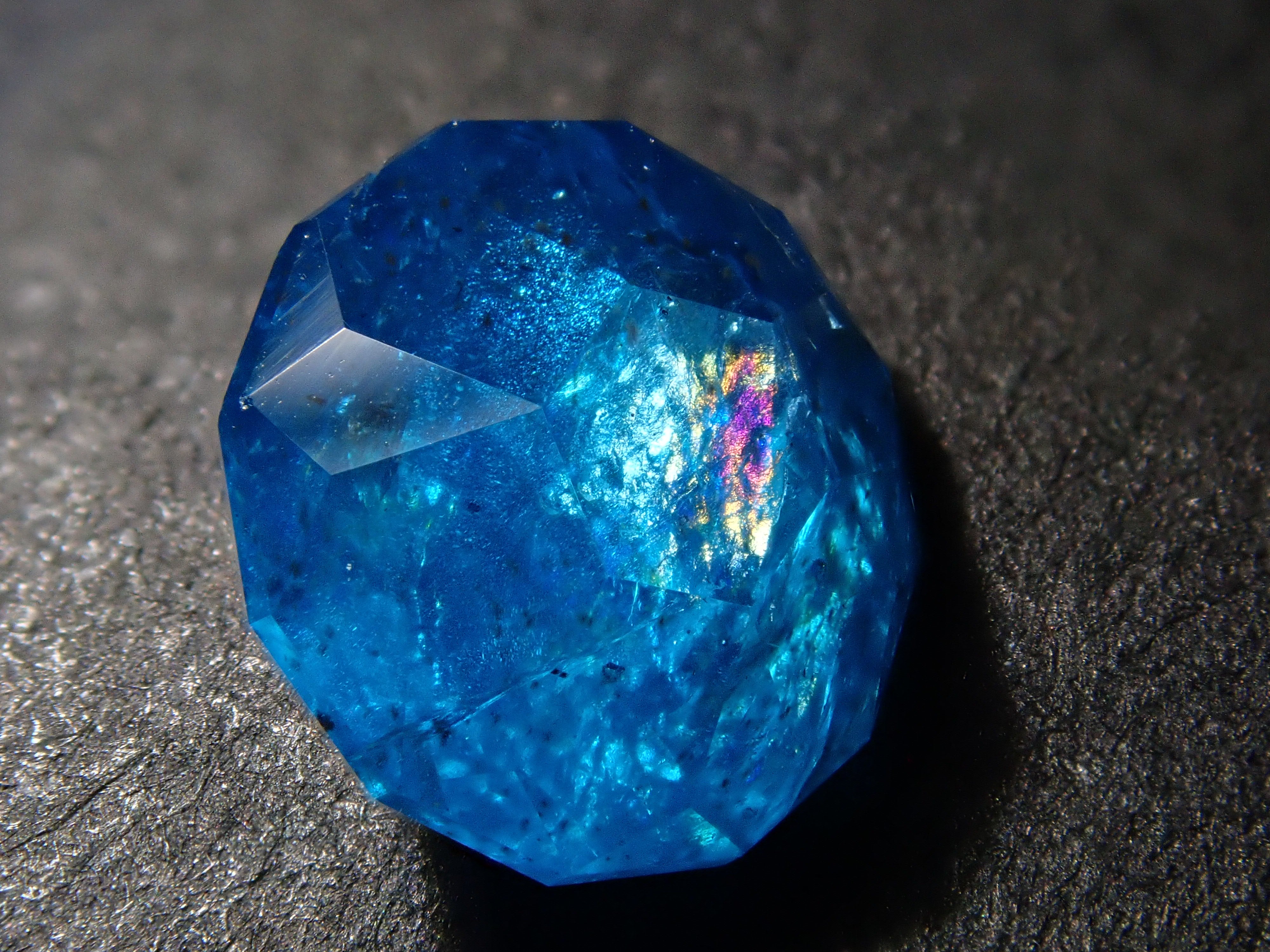 マダガスカル産ブルーアパタイト 7.2mm/1.572ctルース