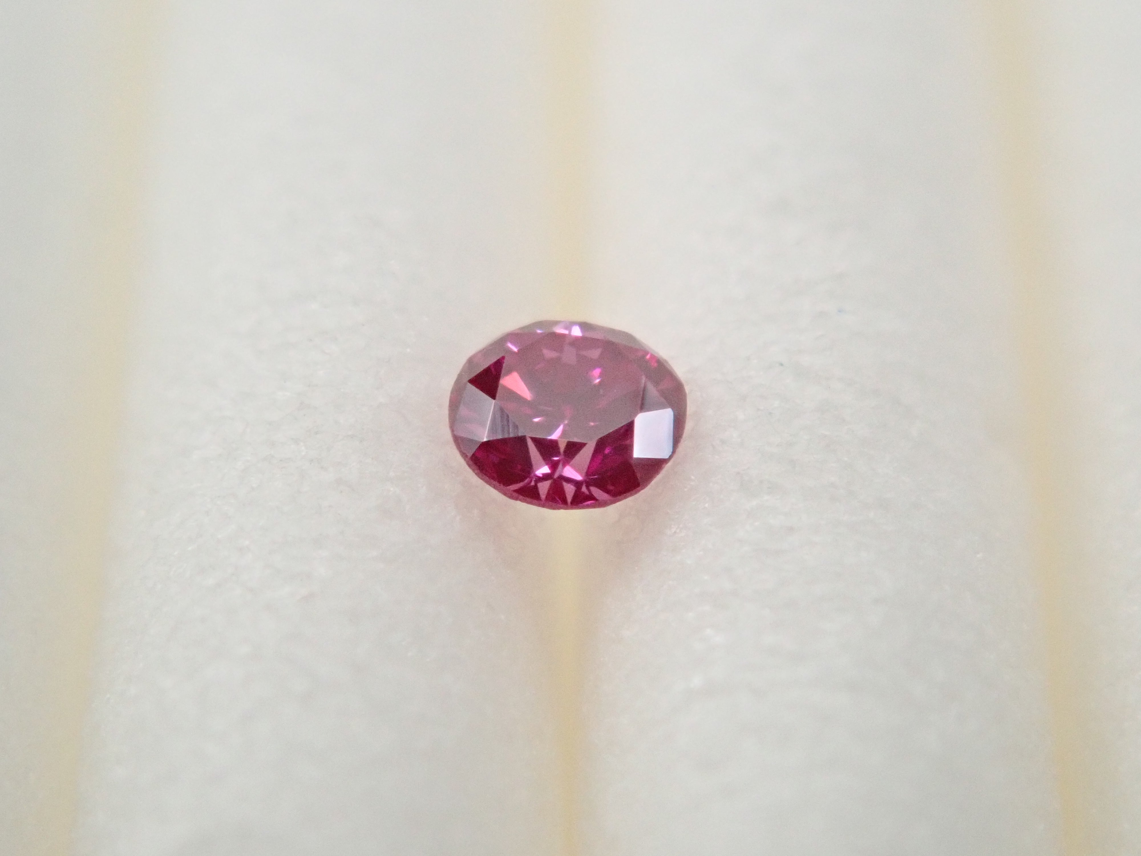 【32501721掲載】ピンクダイヤモンド（トリートメント） 0.032ctルース(FANCY VIVID PURPLISH PINK, SI-1)