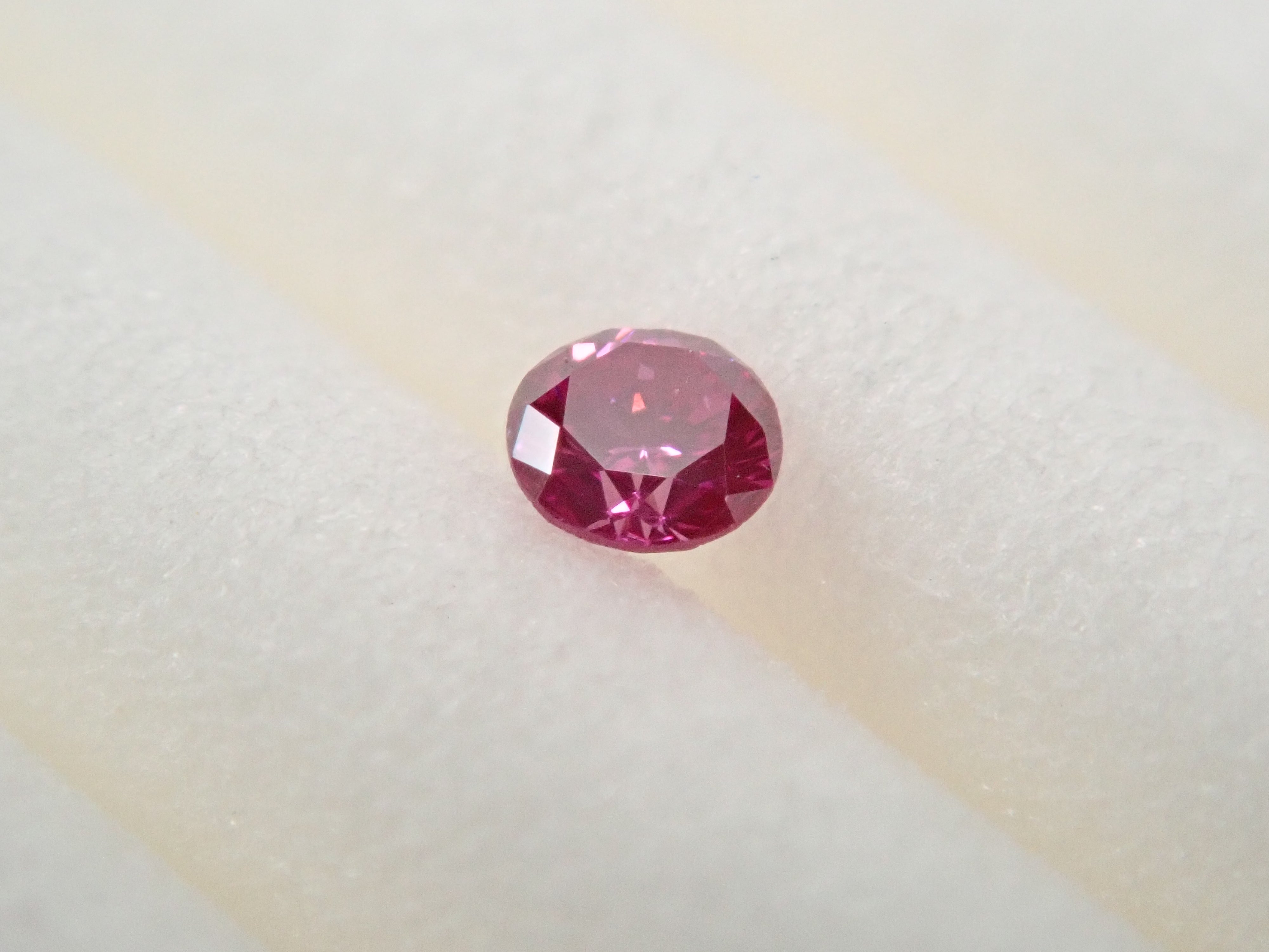 【32501721掲載】ピンクダイヤモンド（トリートメント） 0.032ctルース(FANCY VIVID PURPLISH PINK, SI-1)