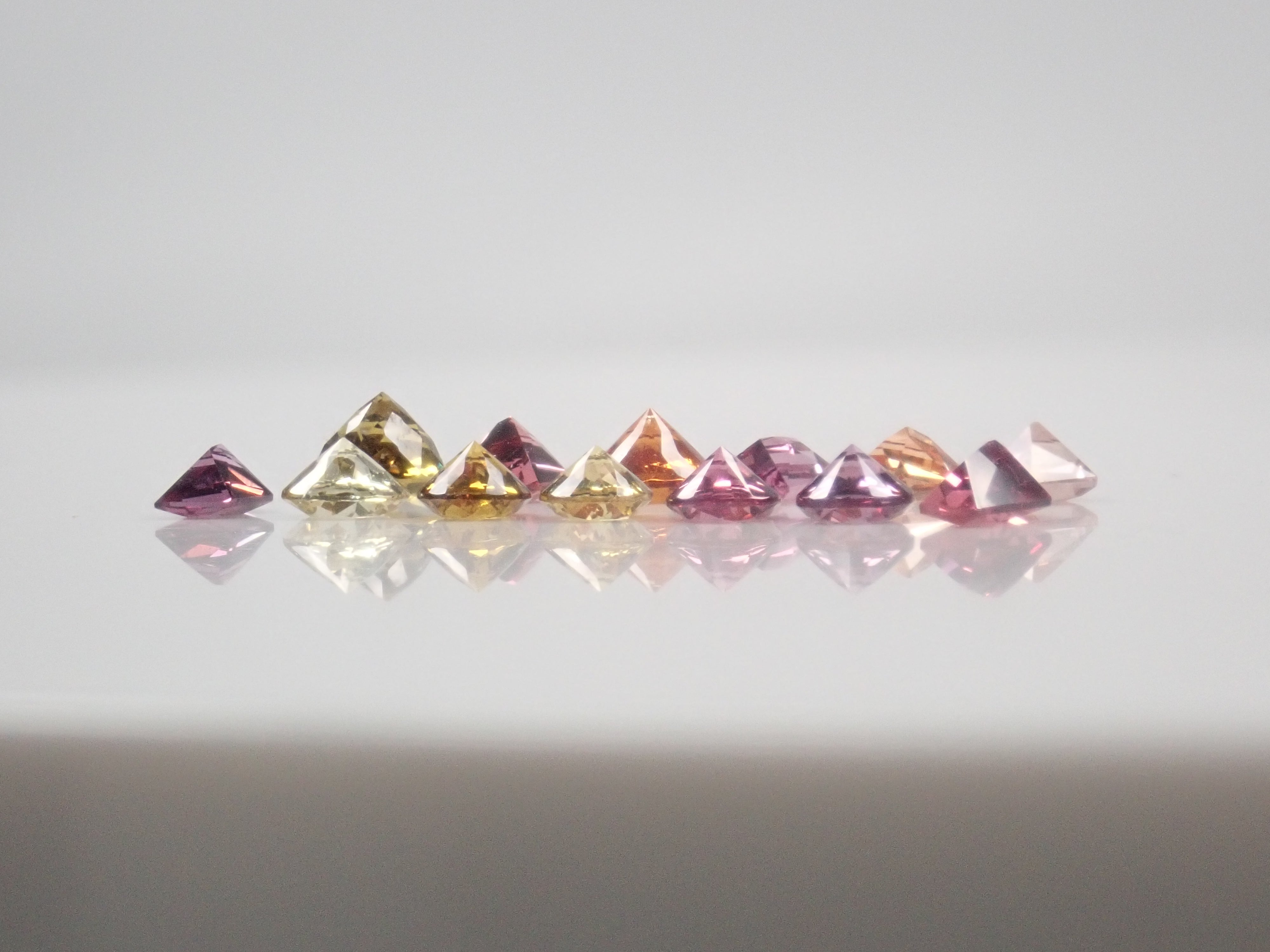 【10/31 22時販売】《限定15石》甲州貴石切子2石を含むガーネットガチャ1石ルース《複数購入割引有》