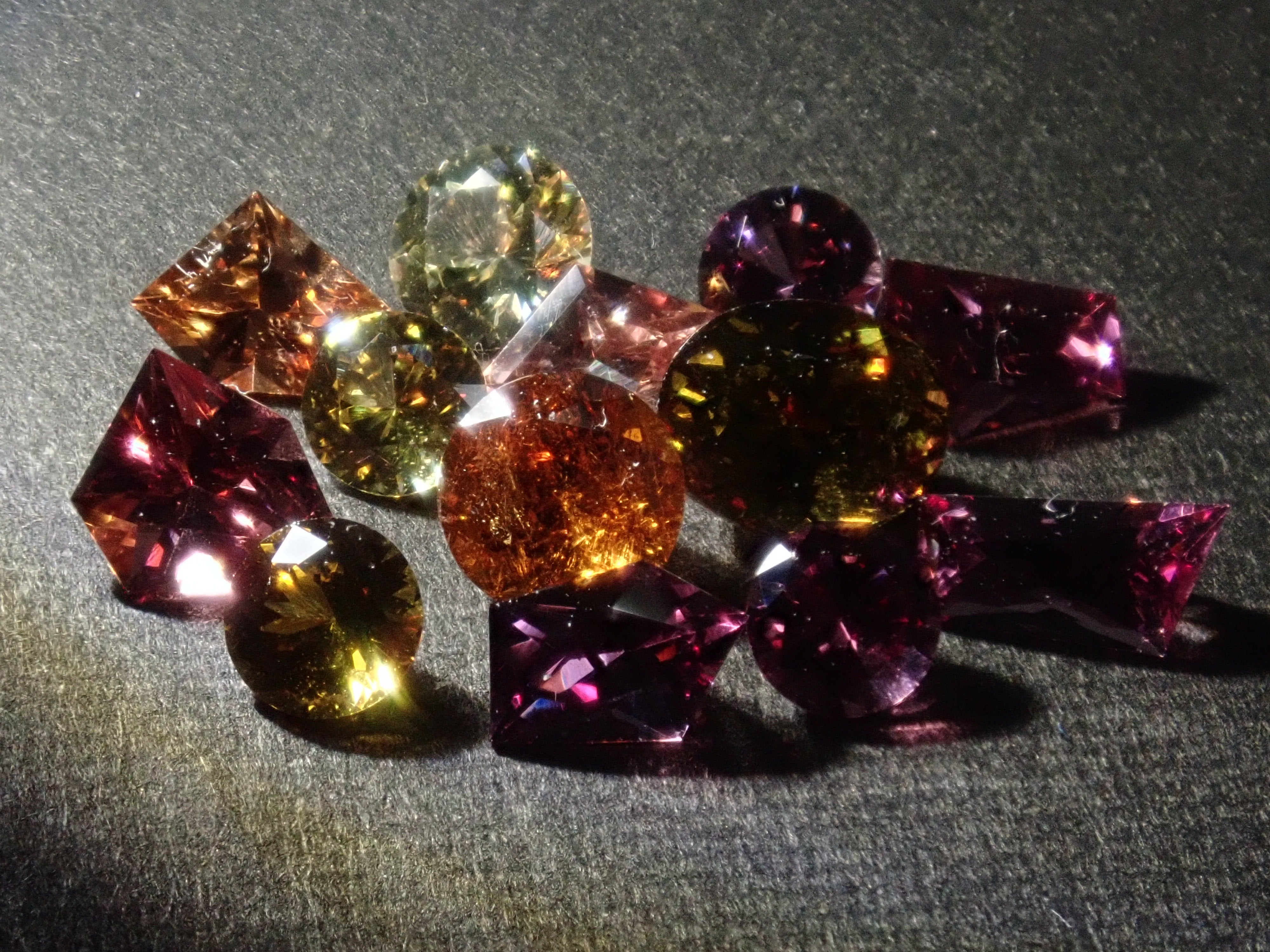 【10/31 22時販売】《限定15石》甲州貴石切子2石を含むガーネットガチャ1石ルース《複数購入割引有》