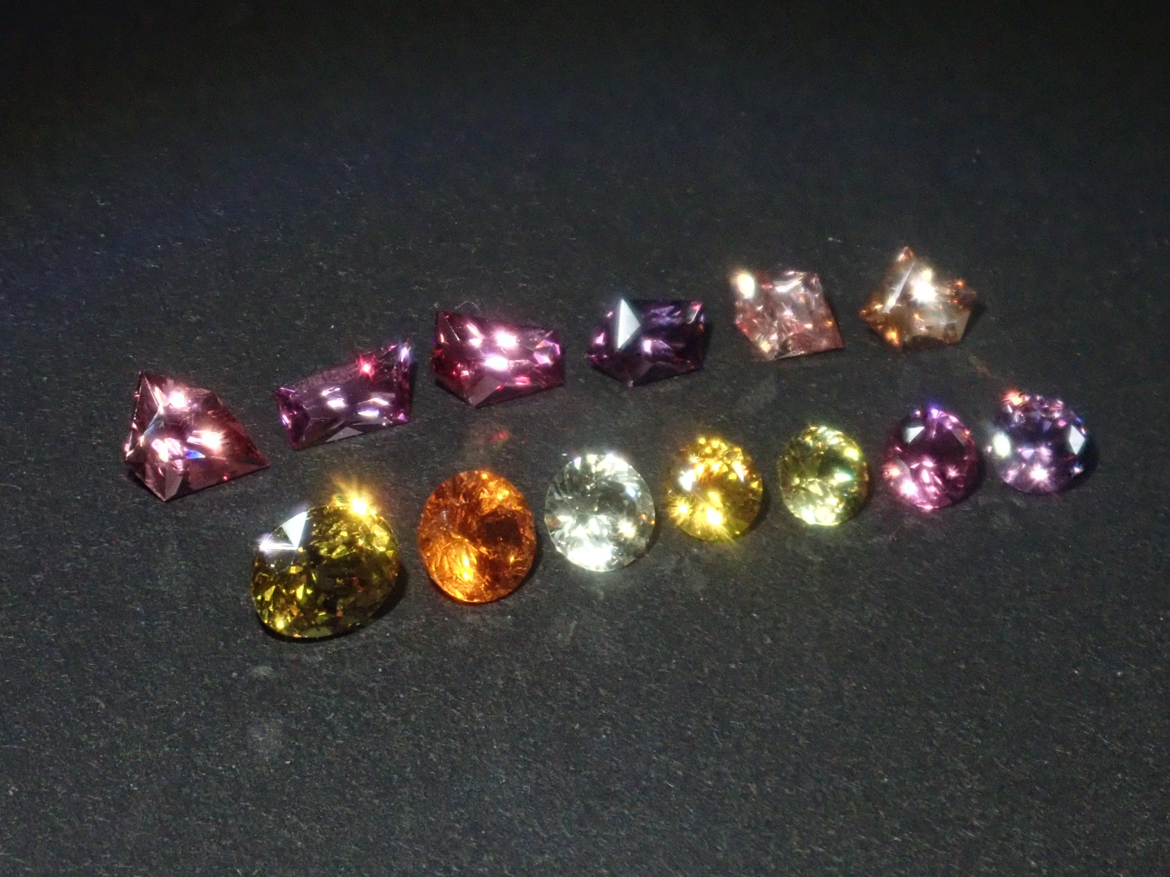 【10/31 22時販売】《限定15石》甲州貴石切子2石を含むガーネットガチャ1石ルース《複数購入割引有》