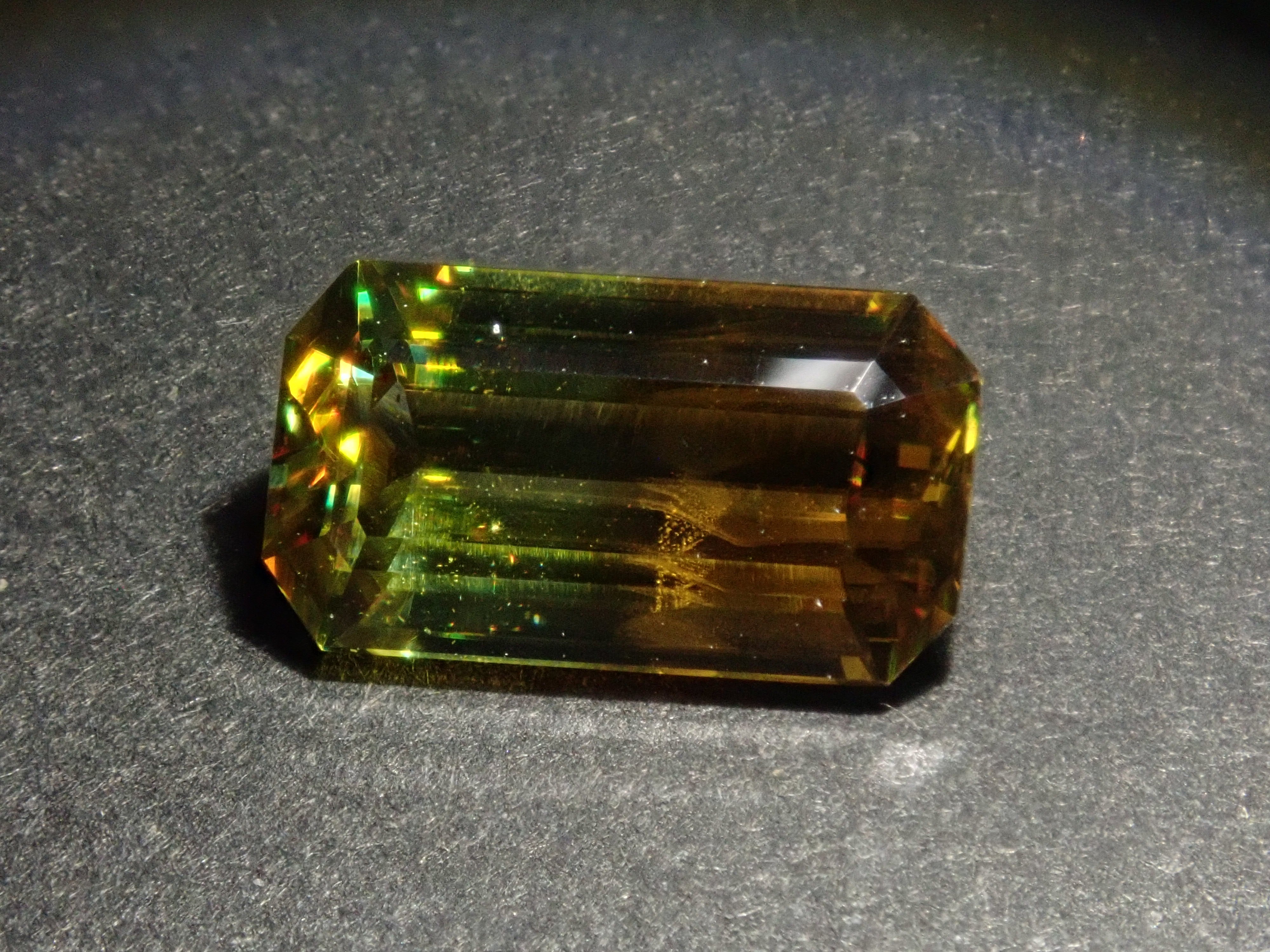 【10月10日晚間10點開售】【限量10顆】贏取一顆雙色寶石扭蛋中的裸石雙色歐幾裡得寶石【多買有優惠】