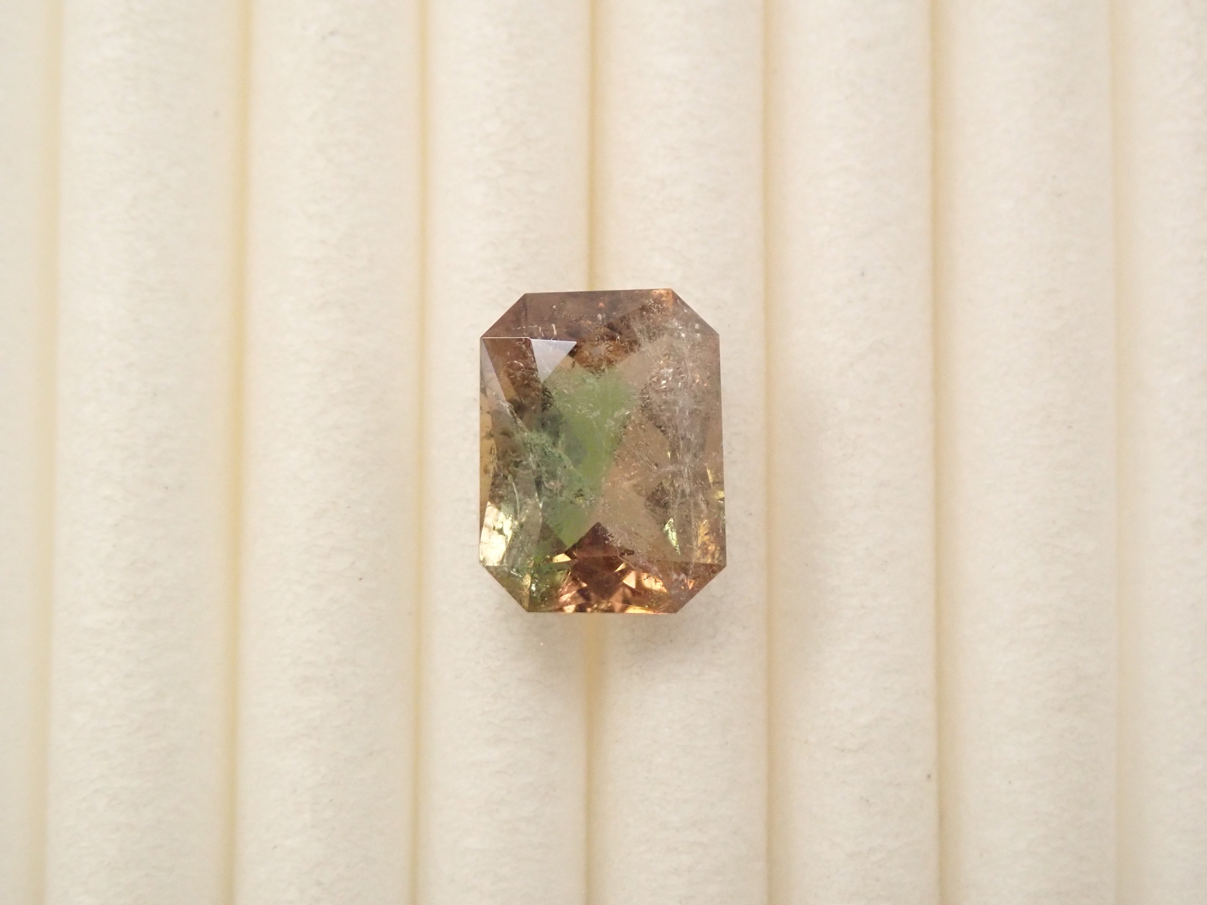 パキスタン産アキシナイト（グリーンティント） 1.476ctルース