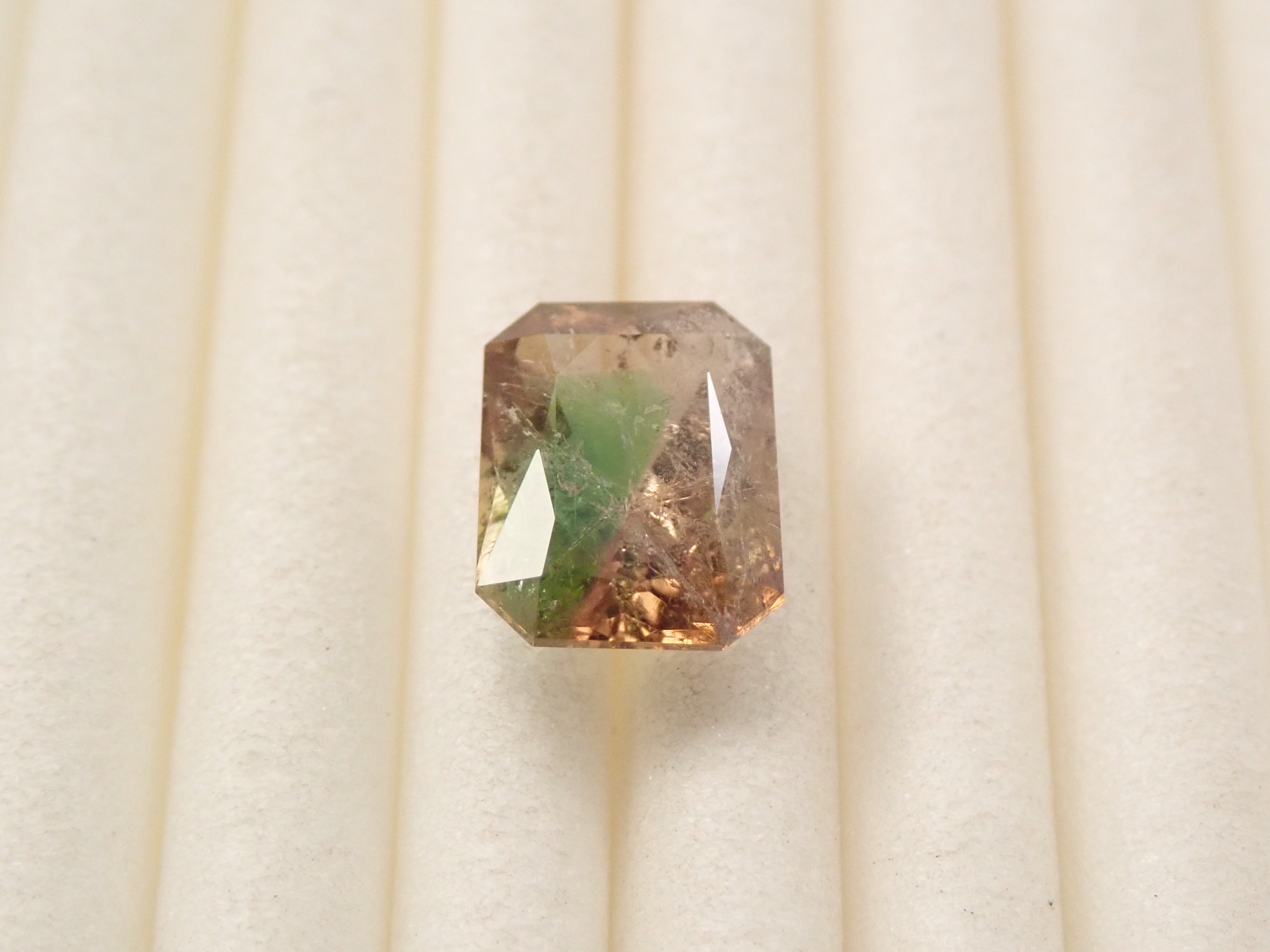 パキスタン産アキシナイト（グリーンティント） 1.476ctルース